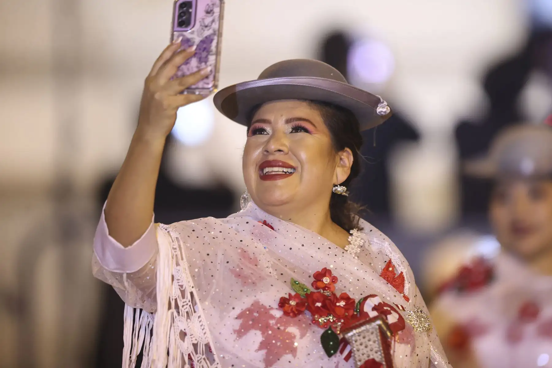 La presidenta de la República, Keiko Fujimori, presenció el "Gran Pasacalle por el Perú" desde un balcón de Palacio de Gobierno y saludó al público presente. Foto: ANDINA/Jhonel Rodríguez Robles