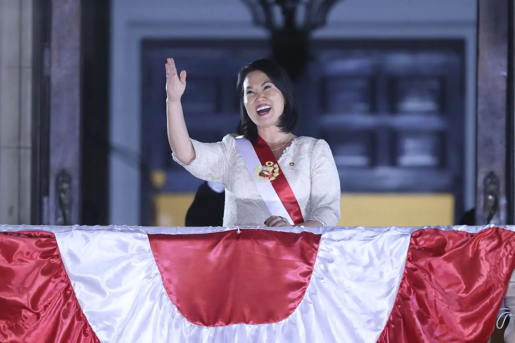 La presidenta de la República, Keiko Fujimori, presenció el "Gran Pasacalle por el Perú" desde un balcón de Palacio de Gobierno y saludó al público presente. Foto: ANDINA/Jhonel Rodríguez Robles