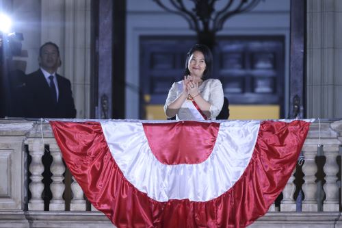 Presidenta Keiko Fujimori presencia el Gran Pasacalle por el Perú desde Palacio de Gobierno