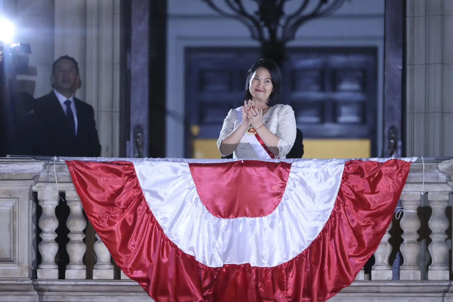 La presidenta de la República, Keiko Fujimori, presenció el "Gran Pasacalle por el Perú" desde un balcón de Palacio de Gobierno y saludó al público presente. Foto: ANDINA/Jhonel Rodríguez Robles