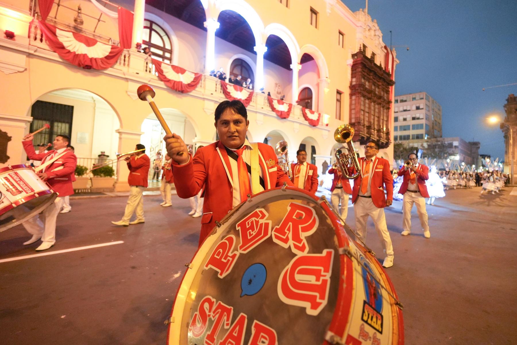 Fiestas Patrias: Gran Pasacalle por el Perú cautivó a miles en la plaza mayor de Lima