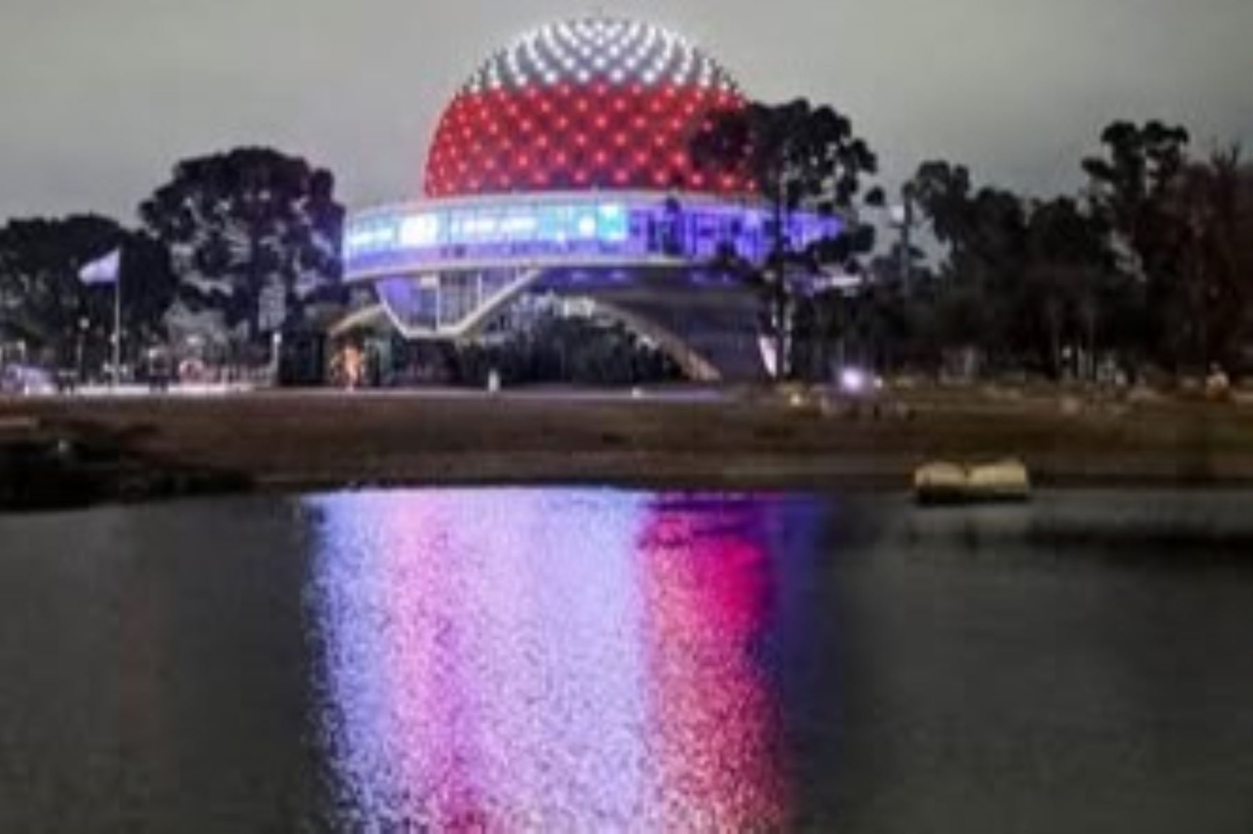 Fiestas Patrias: Buenos Aires se iluminó con los colores del Perú