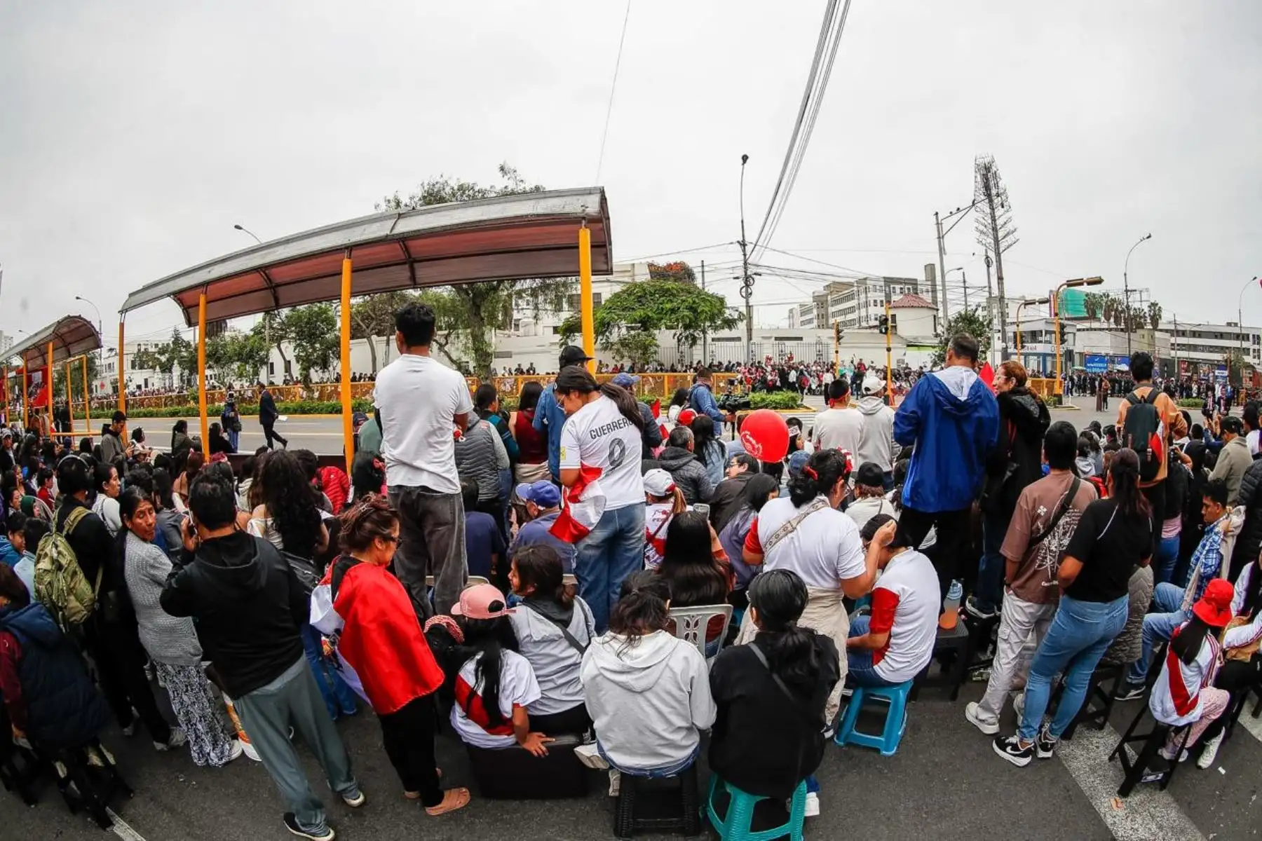 Ciudadanos se congregan en la avenida Brasil a la espera del inicio de la Gran Parada Militar por el aniversario de la Independencia Nacional. Foto: ANDINA/Ricardo Cuba.