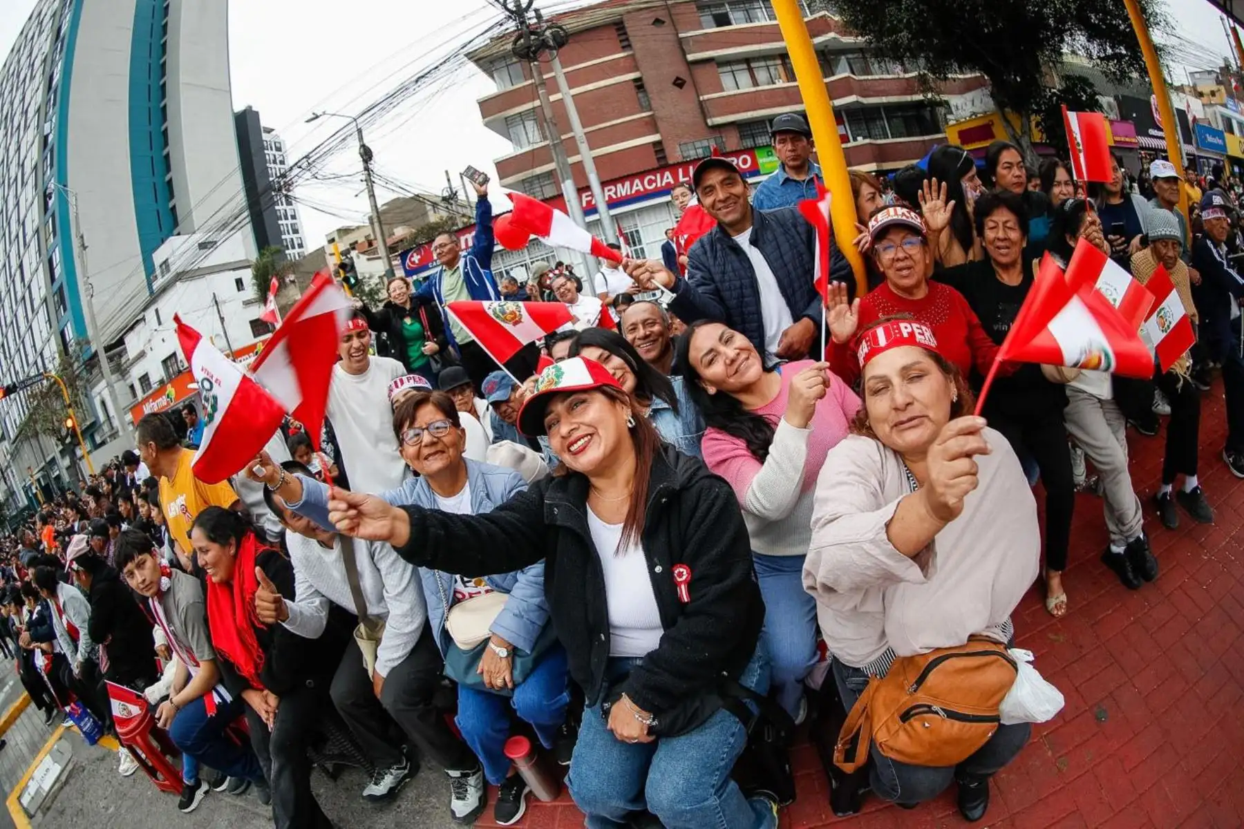 Ciudadanos se congregan en la avenida Brasil a la espera del inicio de la Gran Parada Militar por el aniversario de la Independencia Nacional. Foto: ANDINA/Ricardo Cuba.