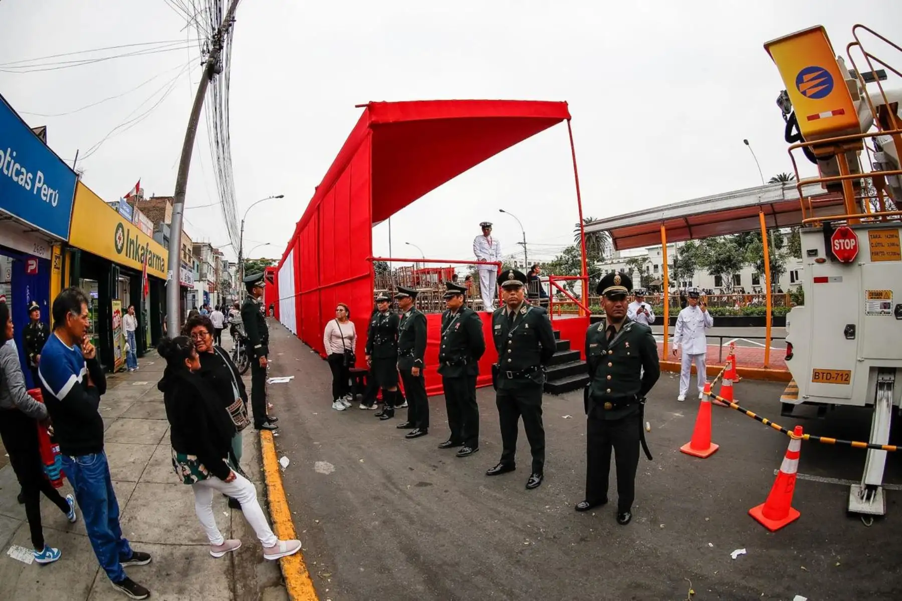 Ciudadanos se congregan en la avenida Brasil a la espera del inicio de la Gran Parada Militar por el aniversario de la Independencia Nacional. Foto: ANDINA/Ricardo Cuba.
