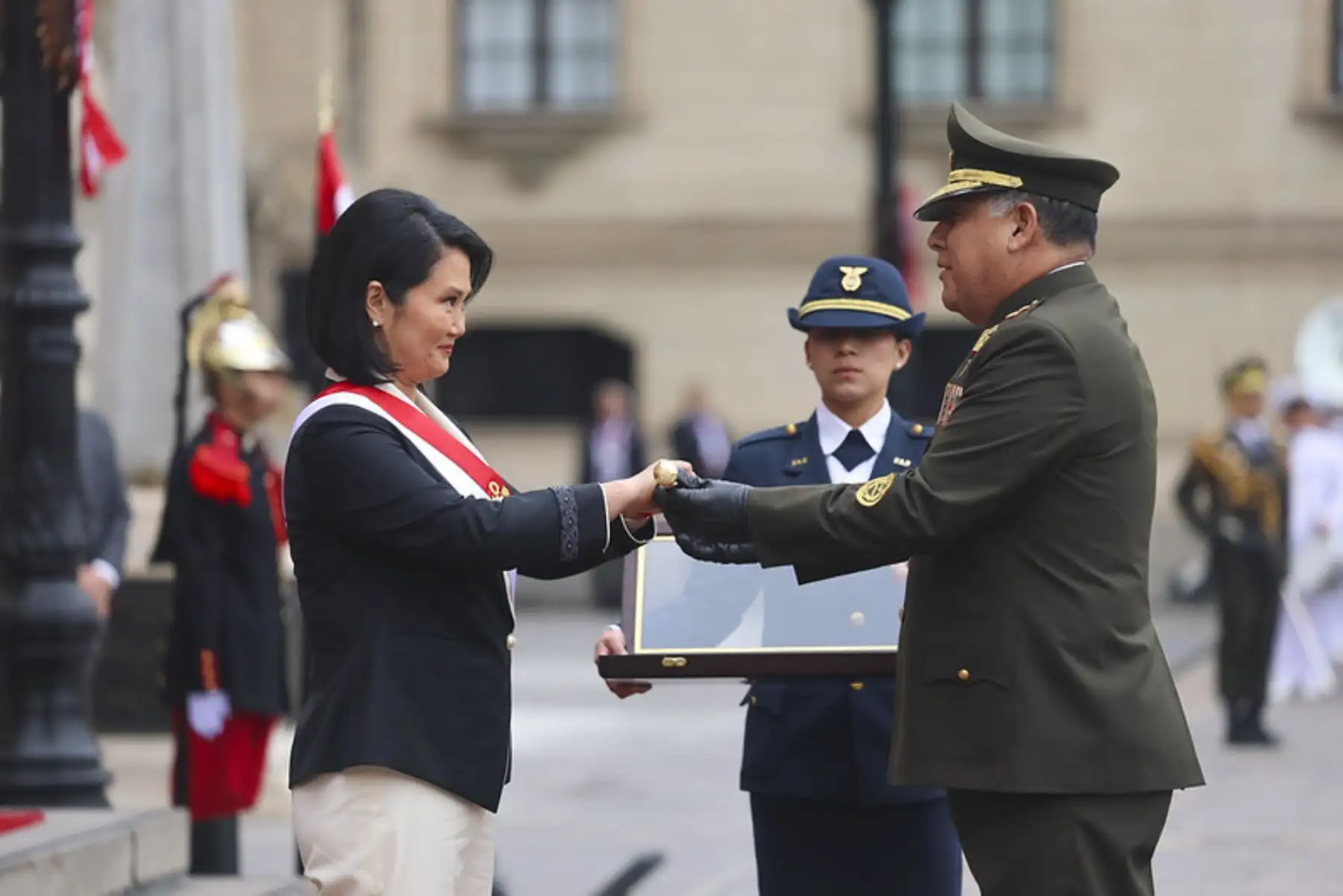La presidenta de la república, Keiko Sofía Fujimori Higuchi, es reconocida oficialmente como jefa suprema de las Fuerzas Armadas y de la Policía Nacional del Perú. Foto: ANDINA/Prensa Presidencia