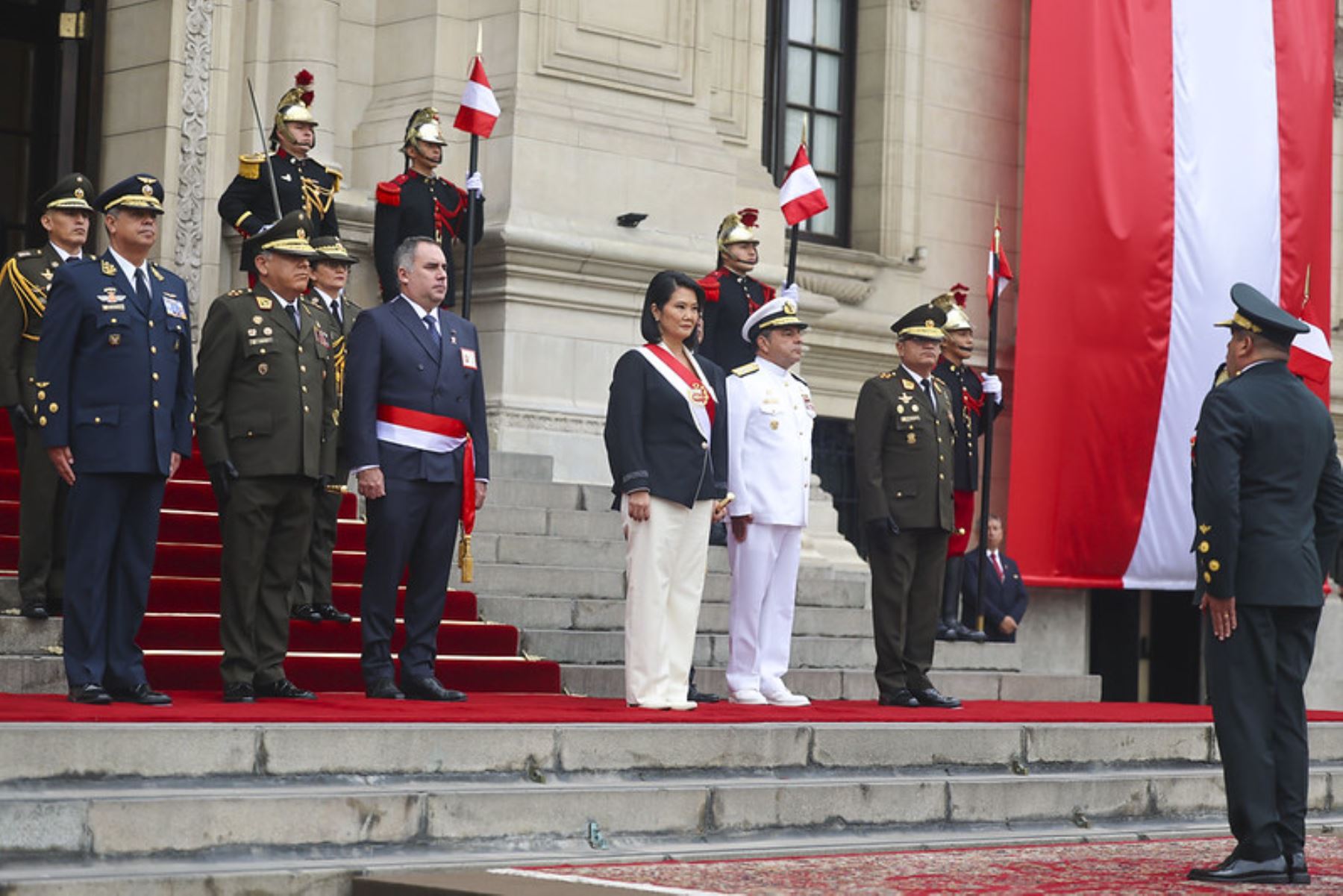 La presidenta de la república, Keiko Sofía Fujimori Higuchi, es reconocida oficialmente como jefa suprema de las Fuerzas Armadas y de la Policía Nacional del Perú. Foto: ANDINA/Prensa Presidencia