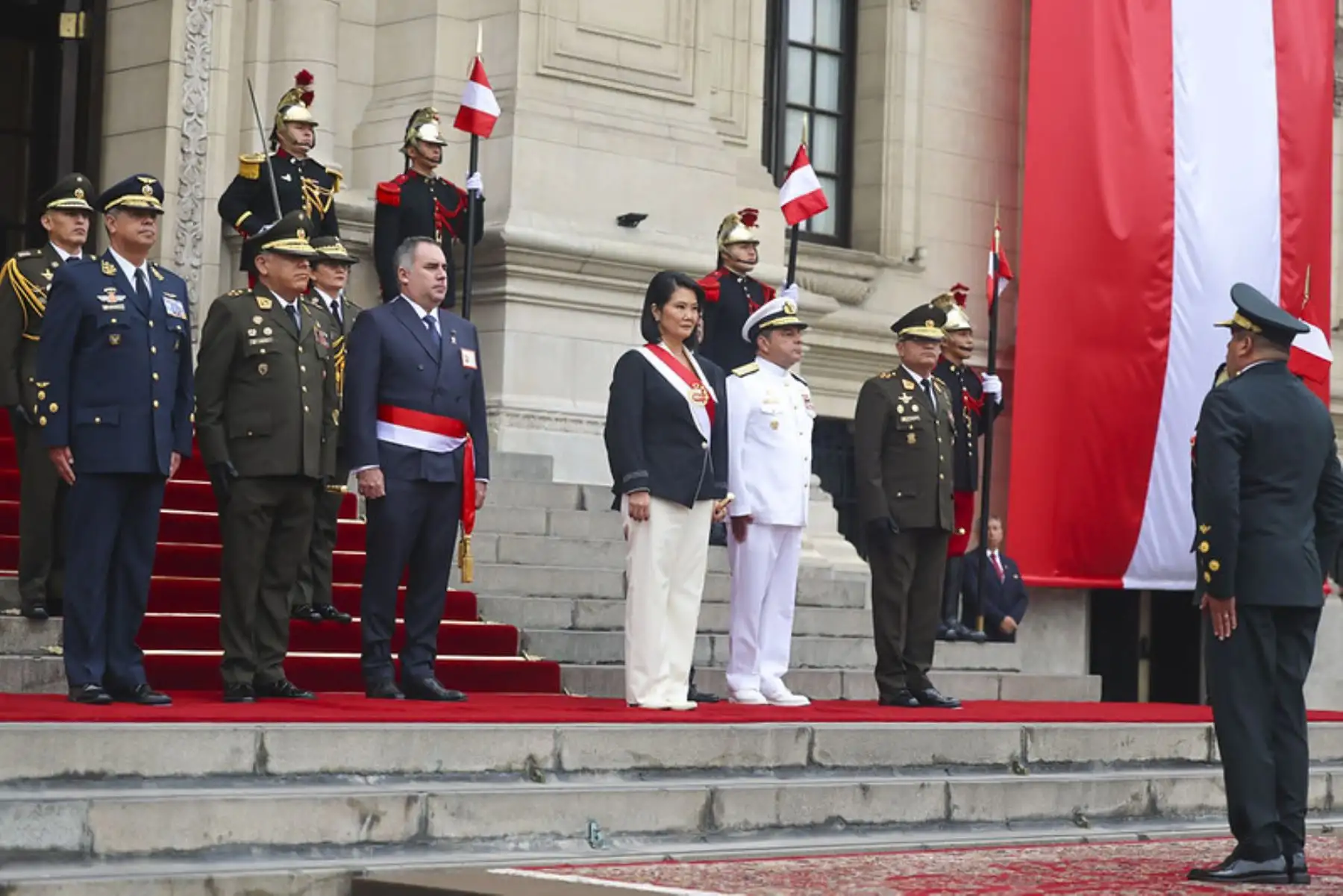 La presidenta de la república, Keiko Sofía Fujimori Higuchi, es reconocida oficialmente como jefa suprema de las Fuerzas Armadas y de la Policía Nacional del Perú. Foto: ANDINA/Prensa Presidencia