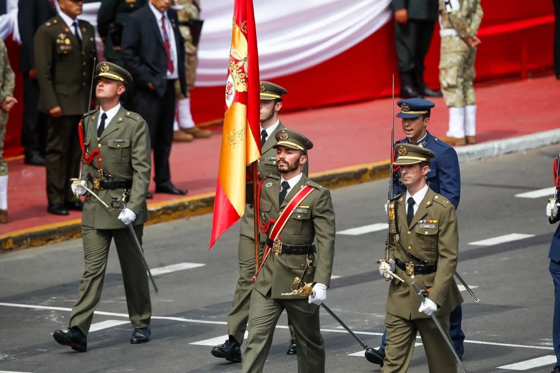 La delegación de España desfila por la avenida Brasil como parte del primer agrupamiento de delegaciones invitadas de la Gran Parada Militar. Foto: ANDINA/Ricardo Cuba.