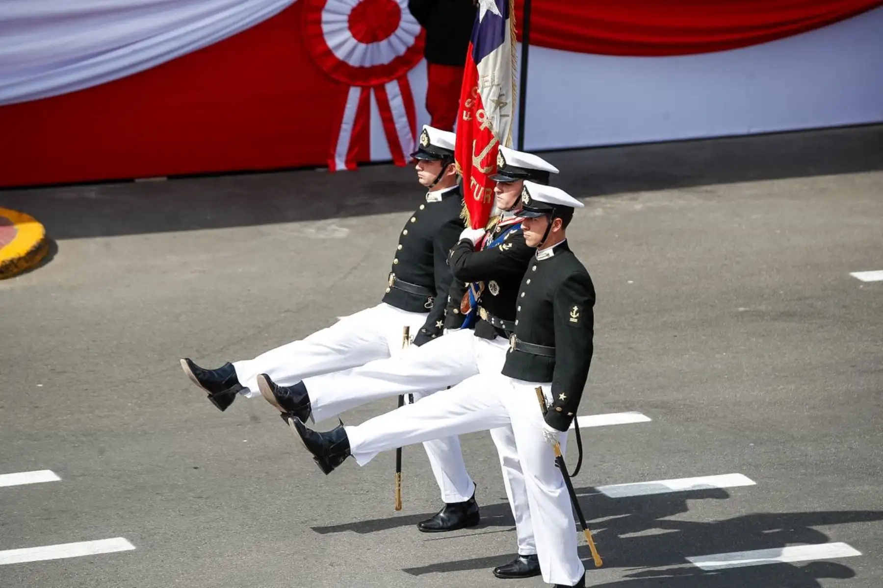 La delegación de Chile desfila por la avenida Brasil como parte del primer agrupamiento de delegaciones invitadas de la Gran Parada Militar. Foto: ANDINA/Ricardo Cuba.