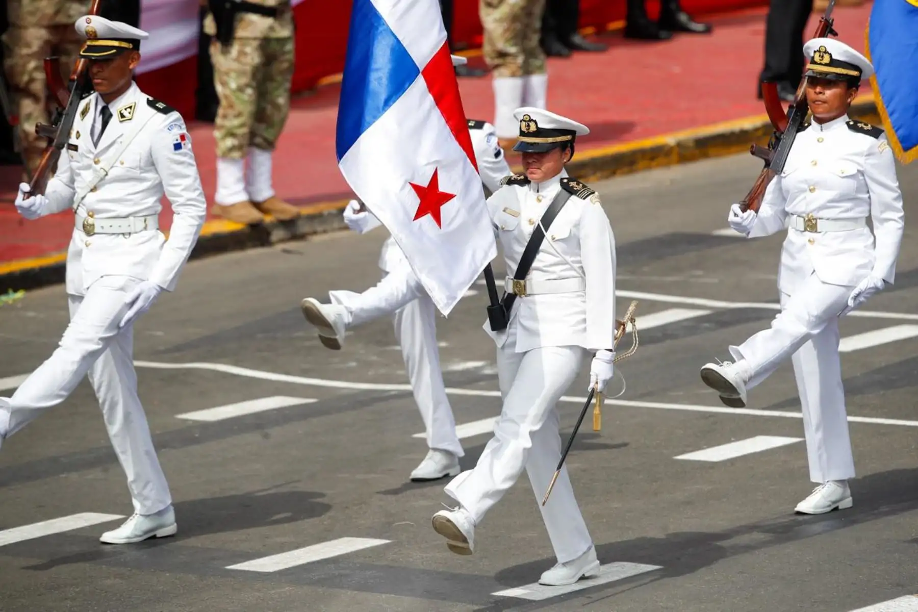 La delegación de Panamá hace su paso por la avenida Brasil como parte del primer agrupamiento de delegaciones invitadas. Foto: ANDINA/Ricardo Cuba.