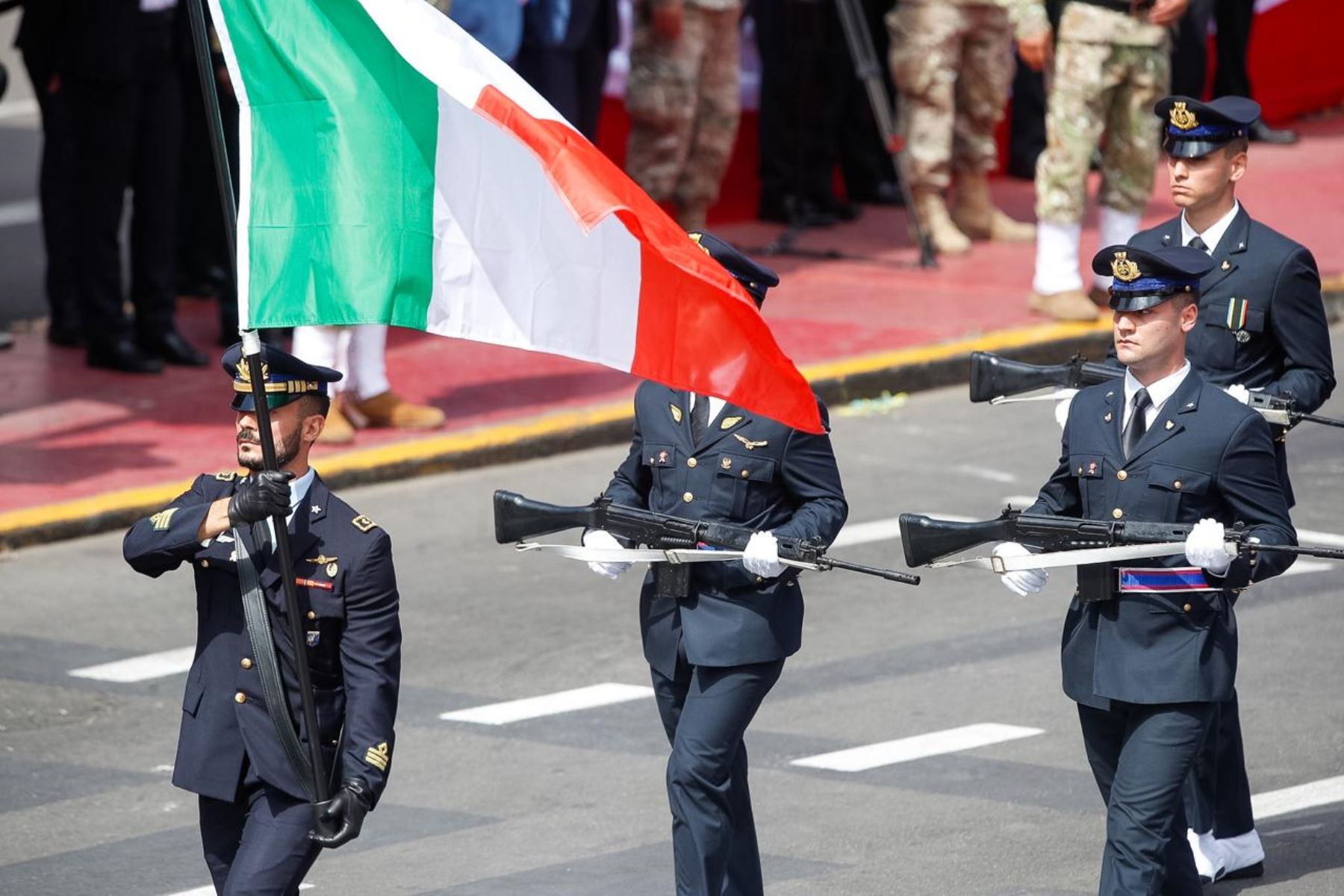 La delegación de Italia participa en el desfile como parte del primer agrupamiento de delegaciones invitadas de la Gran Parada Militar. Foto: ANDINA/Ricardo Cuba.