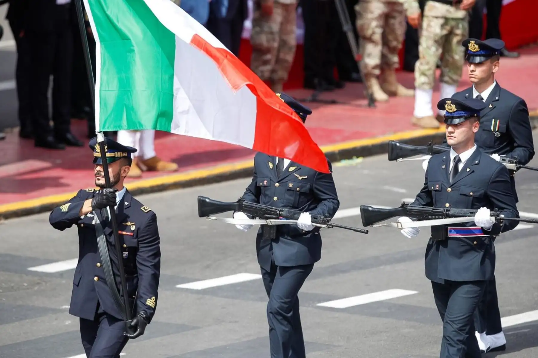 La delegación de Italia participa en el desfile como parte del primer agrupamiento de delegaciones invitadas de la Gran Parada Militar. Foto: ANDINA/Ricardo Cuba.