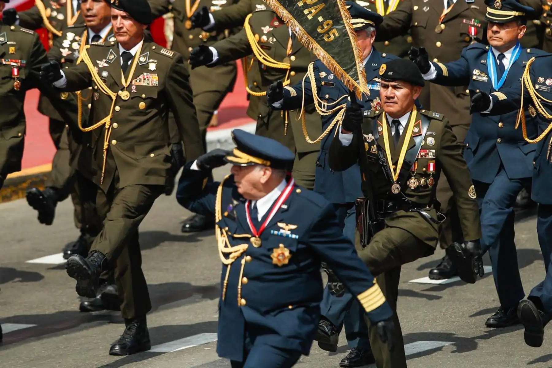 Combatientes del Alto Cenepa de 1995 desfilan como parte del segundo agrupamiento de veteranos de guerra y de la pacificación nacional. Foto: ANDINA/Ricardo Cuba.
