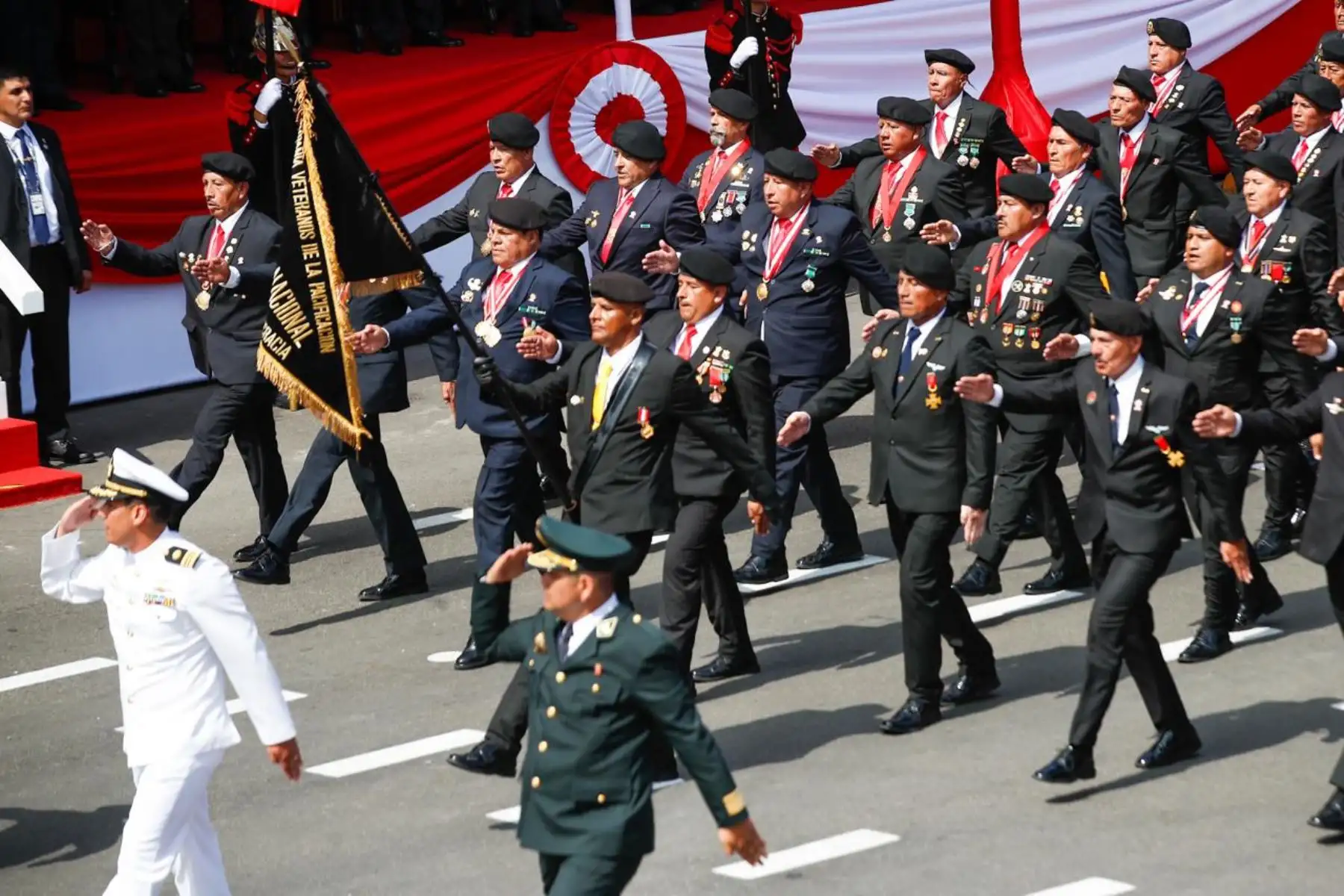 La compañía de Veteranos de Guerra y de la Pacificación Nacional desfila por la avenida Brasil como parte del segundo agrupamiento. Foto: ANDINA/Ricardo Cuba.