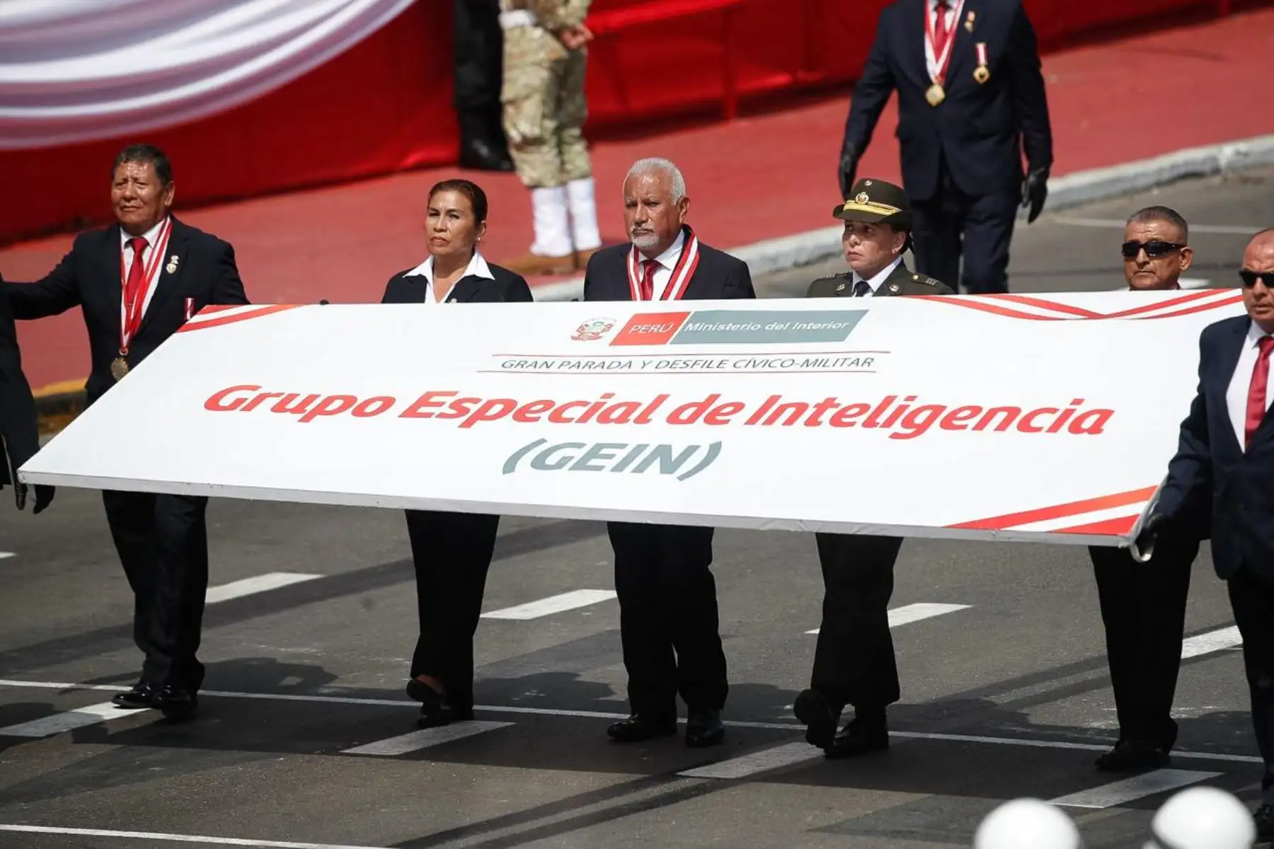 La compañía del Grupo Especial de Inteligencia de la Policía Nacional (GEIN) desfila como parte del segundo agrupamiento de veteranos de guerra y de la pacificación nacional. Foto: ANDINA/Ricardo Cuba
