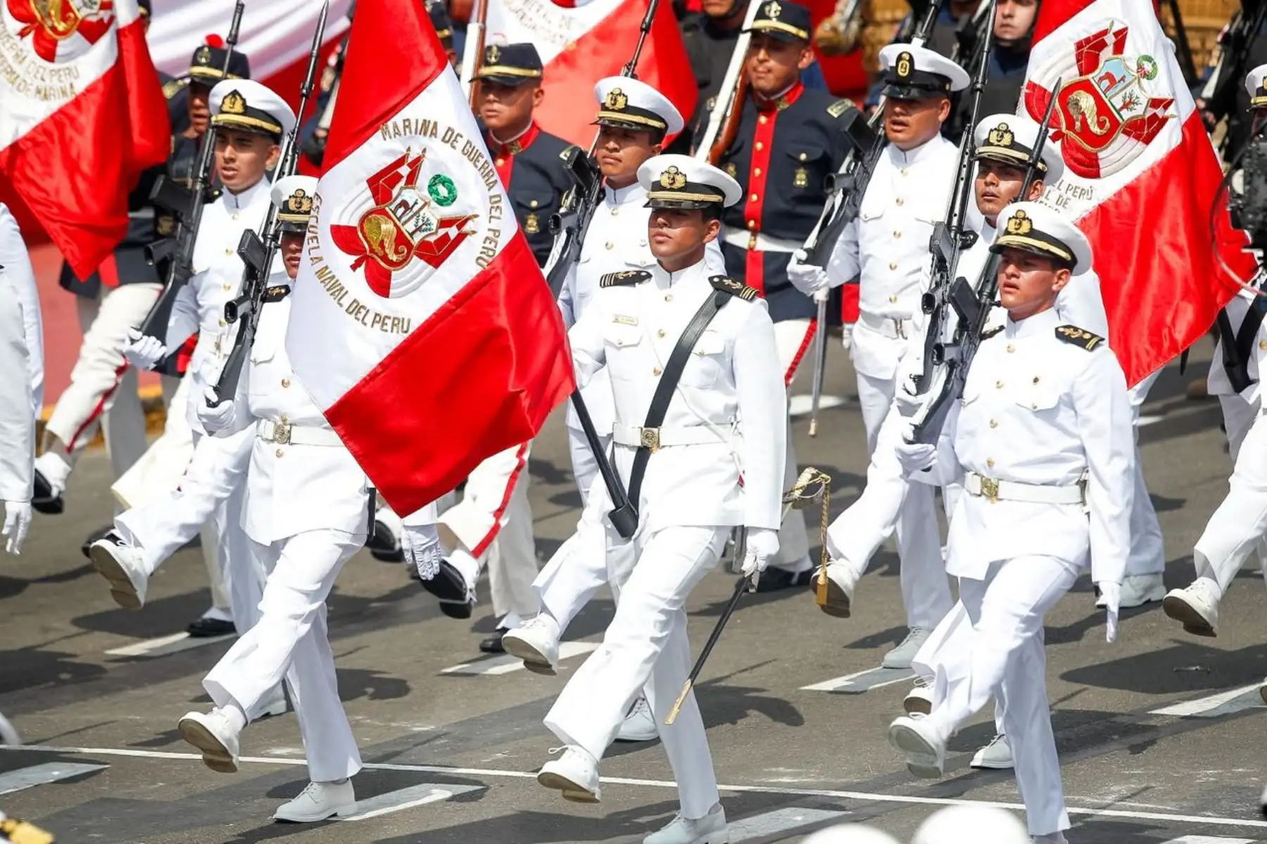 El jefe de Agrupamiento Naval, acompañado por el Estado Mayor y Bosque de Escoltas, encabeza el tercer agrupamiento, correspondiente a la Marina de Guerra del Perú. Foto: ANDINA/Ricardo Cuba.