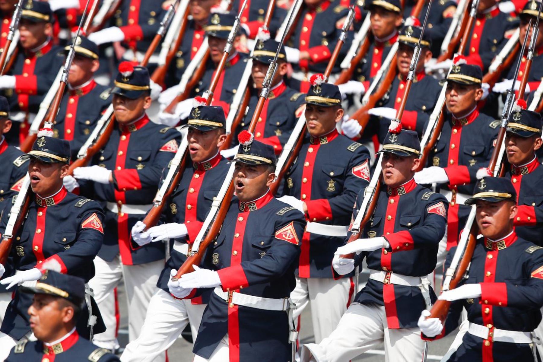 El jefe de Agrupamiento Naval, acompañado por el Estado Mayor y Bosque de Escoltas, encabeza el tercer agrupamiento, correspondiente a la Marina de Guerra del Perú. Foto: ANDINA/Ricardo Cuba.