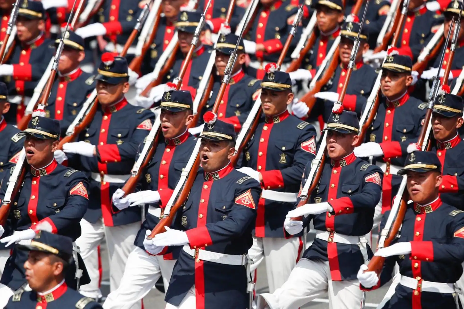 El jefe de Agrupamiento Naval, acompañado por el Estado Mayor y Bosque de Escoltas, encabeza el tercer agrupamiento, correspondiente a la Marina de Guerra del Perú. Foto: ANDINA/Ricardo Cuba.