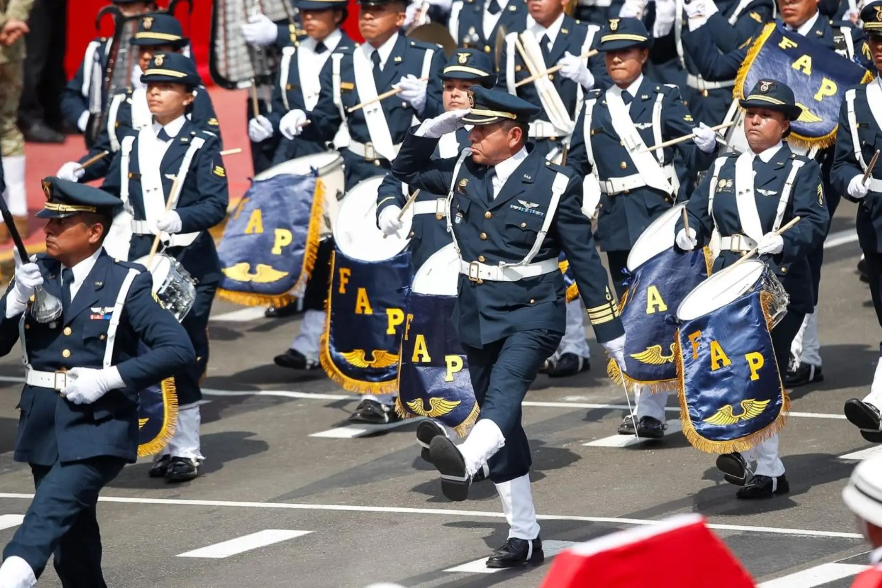 La Banda de la Fuerza Aérea abre el paso del cuarto agrupamiento durante la Gran Parada Militar. Foto: ANDINA/Ricardo Cuba.