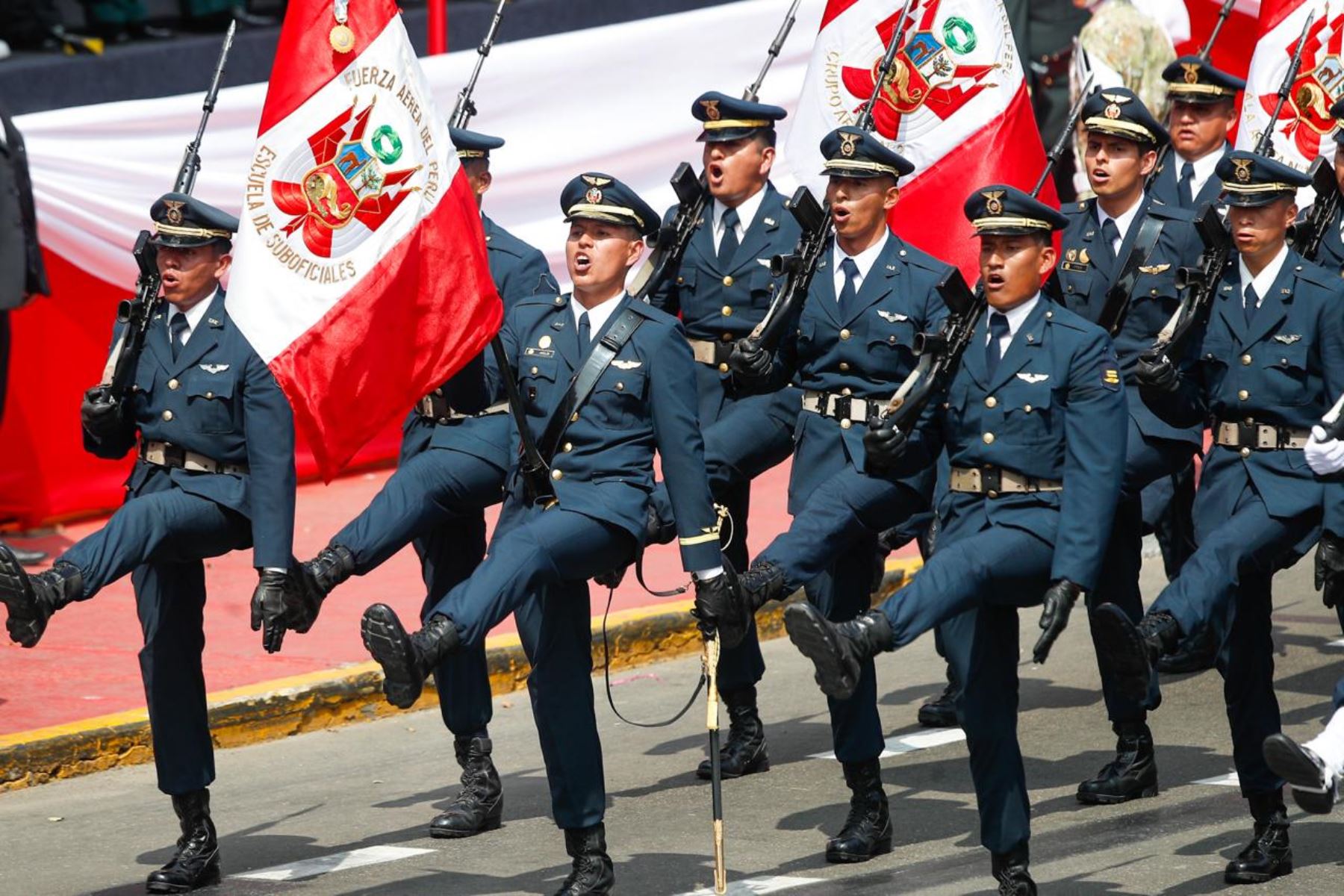 El jefe de Agrupamiento y Estado Mayor encabeza el cuarto agrupamiento, correspondiente a la Fuerza Aérea del Perú. Foto: ANDINA/Ricardo Cuba.