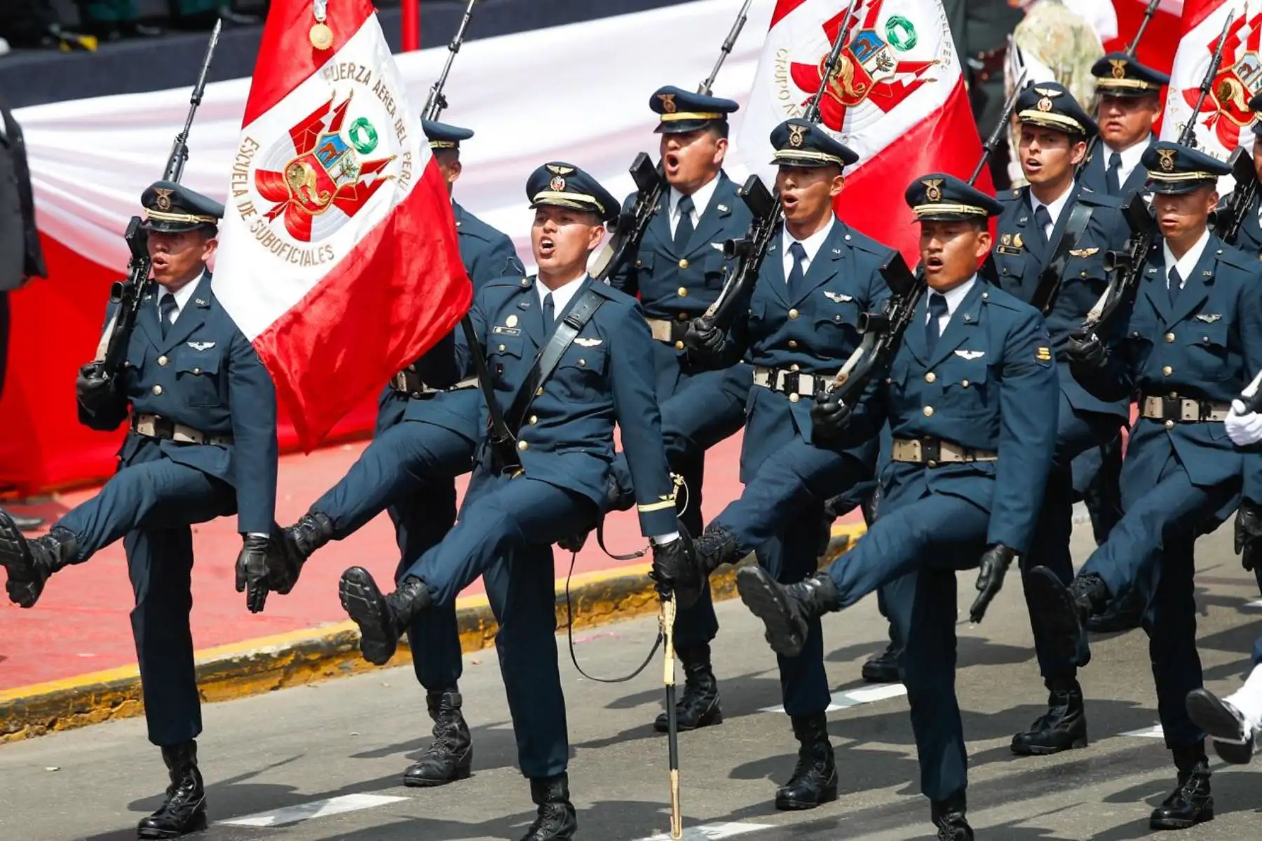 El jefe de Agrupamiento y Estado Mayor encabeza el cuarto agrupamiento, correspondiente a la Fuerza Aérea del Perú. Foto: ANDINA/Ricardo Cuba.