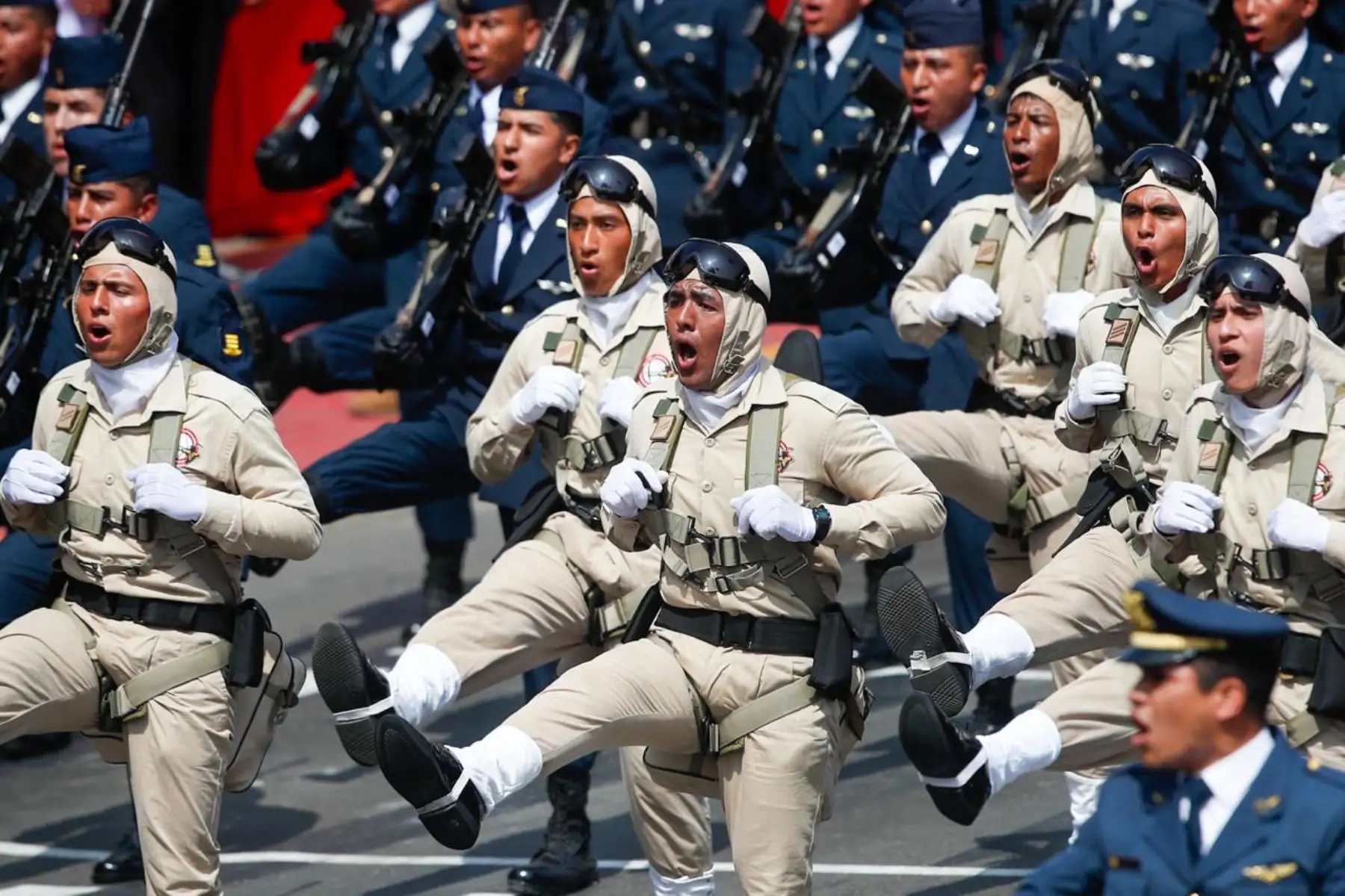El jefe de Agrupamiento y Estado Mayor encabeza el cuarto agrupamiento, correspondiente a la Fuerza Aérea del Perú. Foto: ANDINA/Ricardo Cuba.
