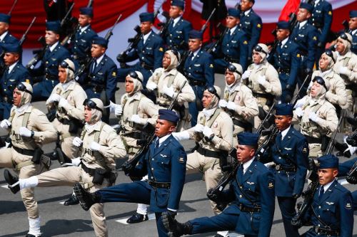 Gran Parada y Desfile Cívico Militar 2026: personal de la Fuerza Aérea del Perú participa en el tradicional desfile por Fiestas Patrias