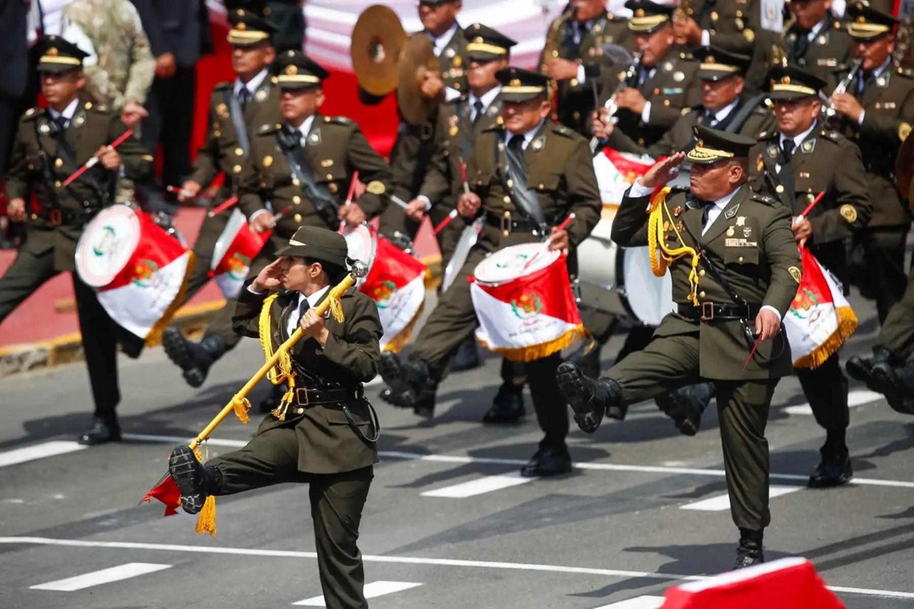 La Gran Banda del Ejército abre el paso del quinto agrupamiento, correspondiente al Ejército del Perú. Foto: ANDINA/Ricardo Cuba.