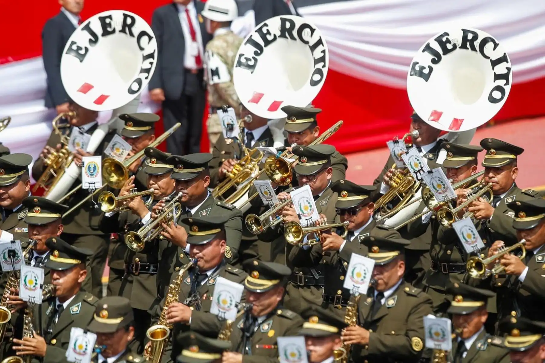 La Gran Banda del Ejército abre el paso del quinto agrupamiento, correspondiente al Ejército del Perú. Foto: ANDINA/Ricardo Cuba.