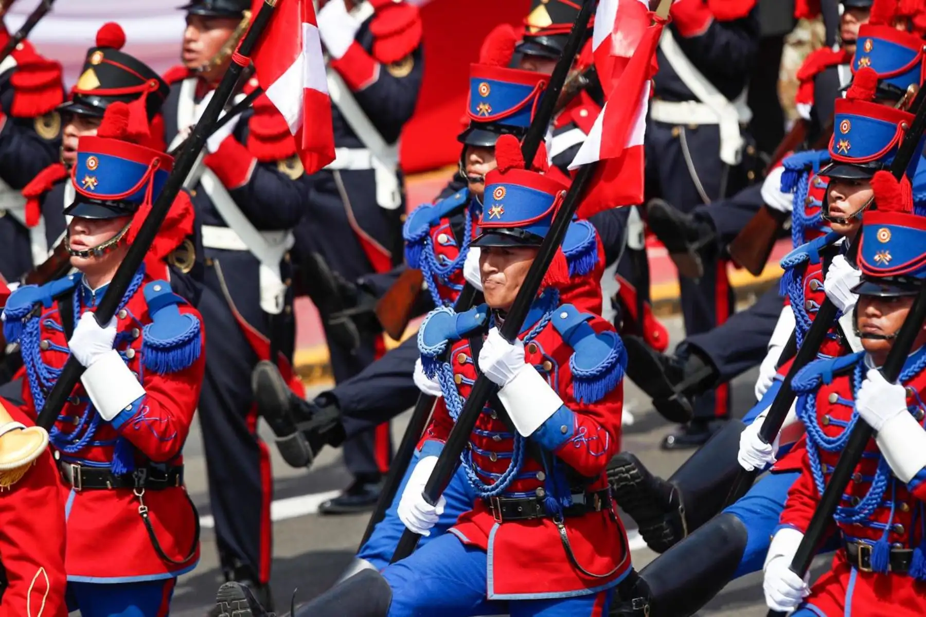 La Compañía Histórica Legión Peruana de la Guardia, Húsares de Junín, desfila como parte del quinto agrupamiento del Ejército del Perú. Foto: ANDINA/Ricardo Cuba.