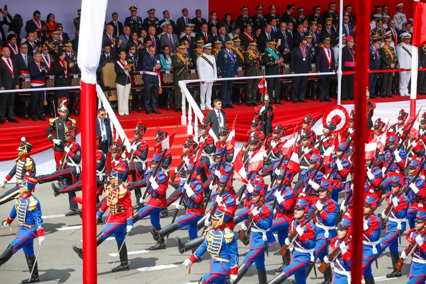 La Compañía Histórica Legión Peruana de la Guardia, Húsares de Junín, desfila como parte del quinto agrupamiento del Ejército del Perú. Foto: ANDINA/Ricardo Cuba.