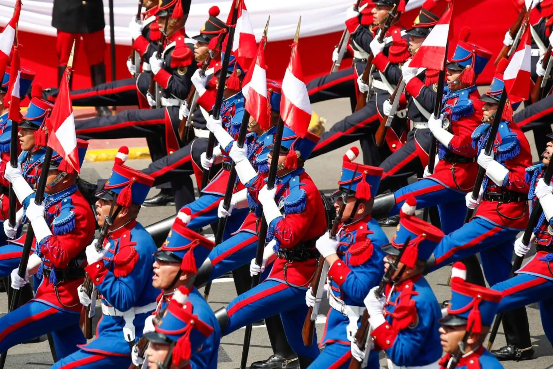 La Compañía Histórica Legión Peruana de la Guardia, Húsares de Junín, desfila como parte del quinto agrupamiento del Ejército del Perú. Foto: ANDINA/Ricardo Cuba.