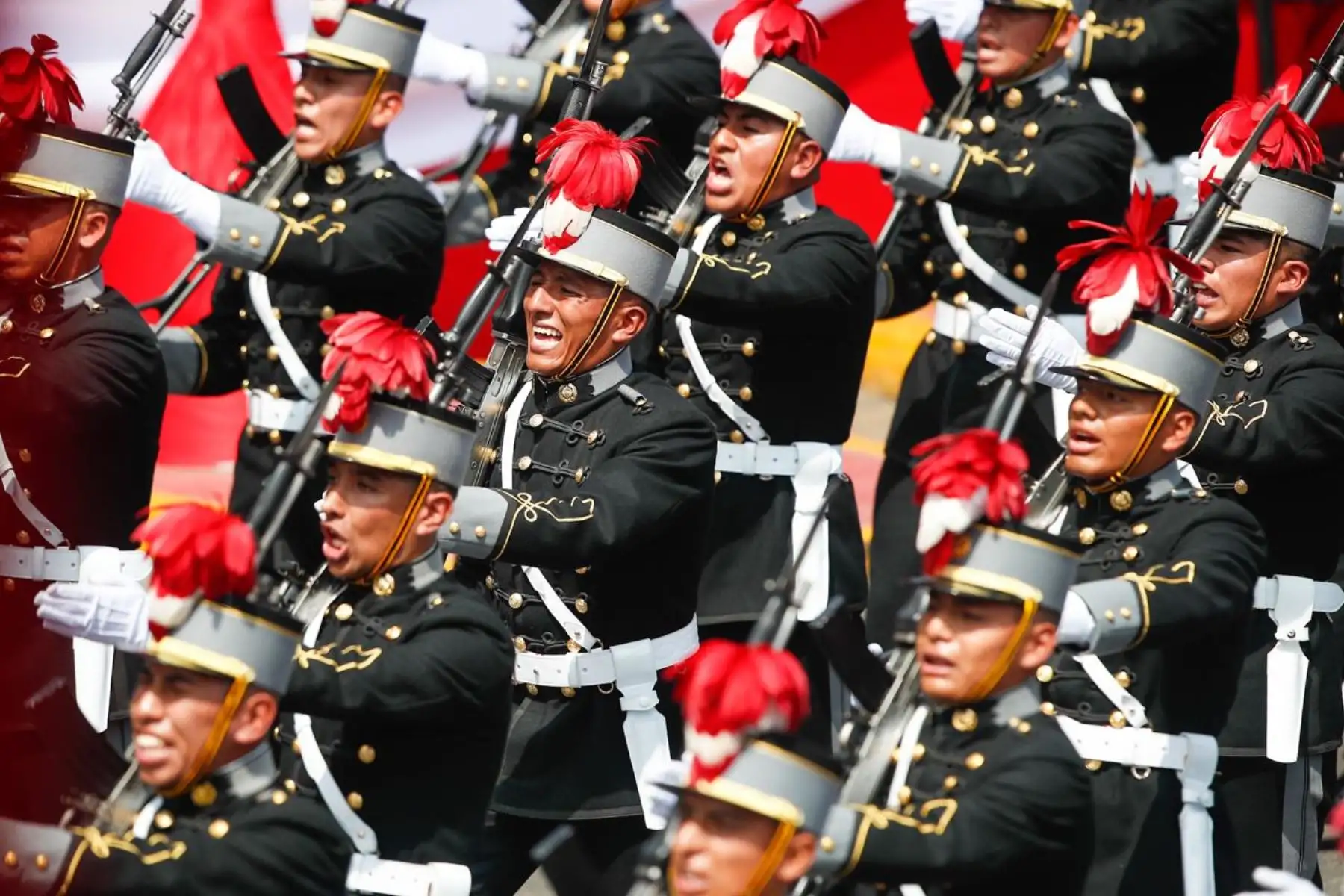 El jefe de Agrupamiento y Estado Mayor encabeza el paso de las unidades que integran el quinto agrupamiento del Ejército del Perú. Foto: ANDINA/Ricardo Cuba.
