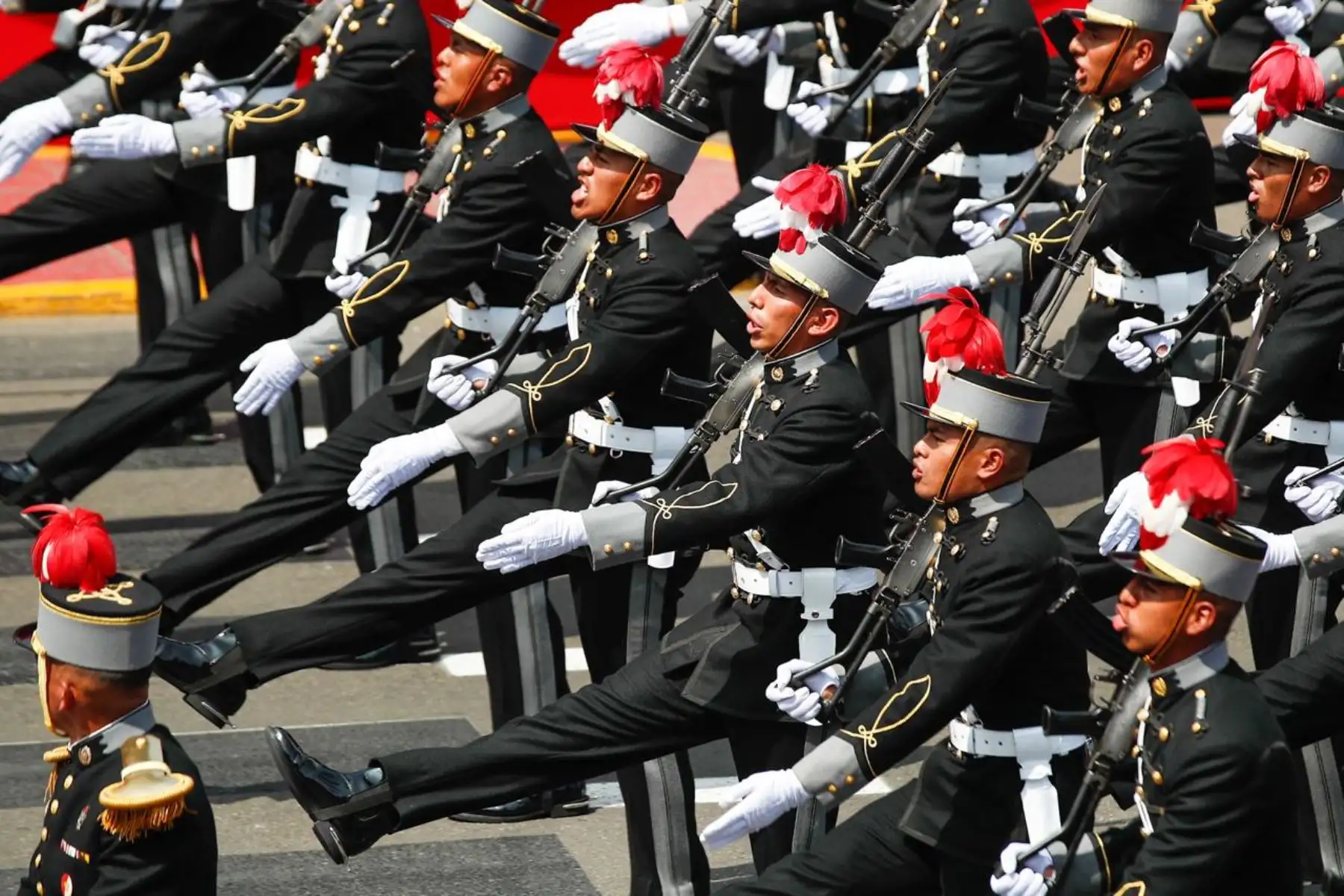 El jefe de Agrupamiento y Estado Mayor encabeza el paso de las unidades que integran el quinto agrupamiento del Ejército del Perú. Foto: ANDINA/Ricardo Cuba.