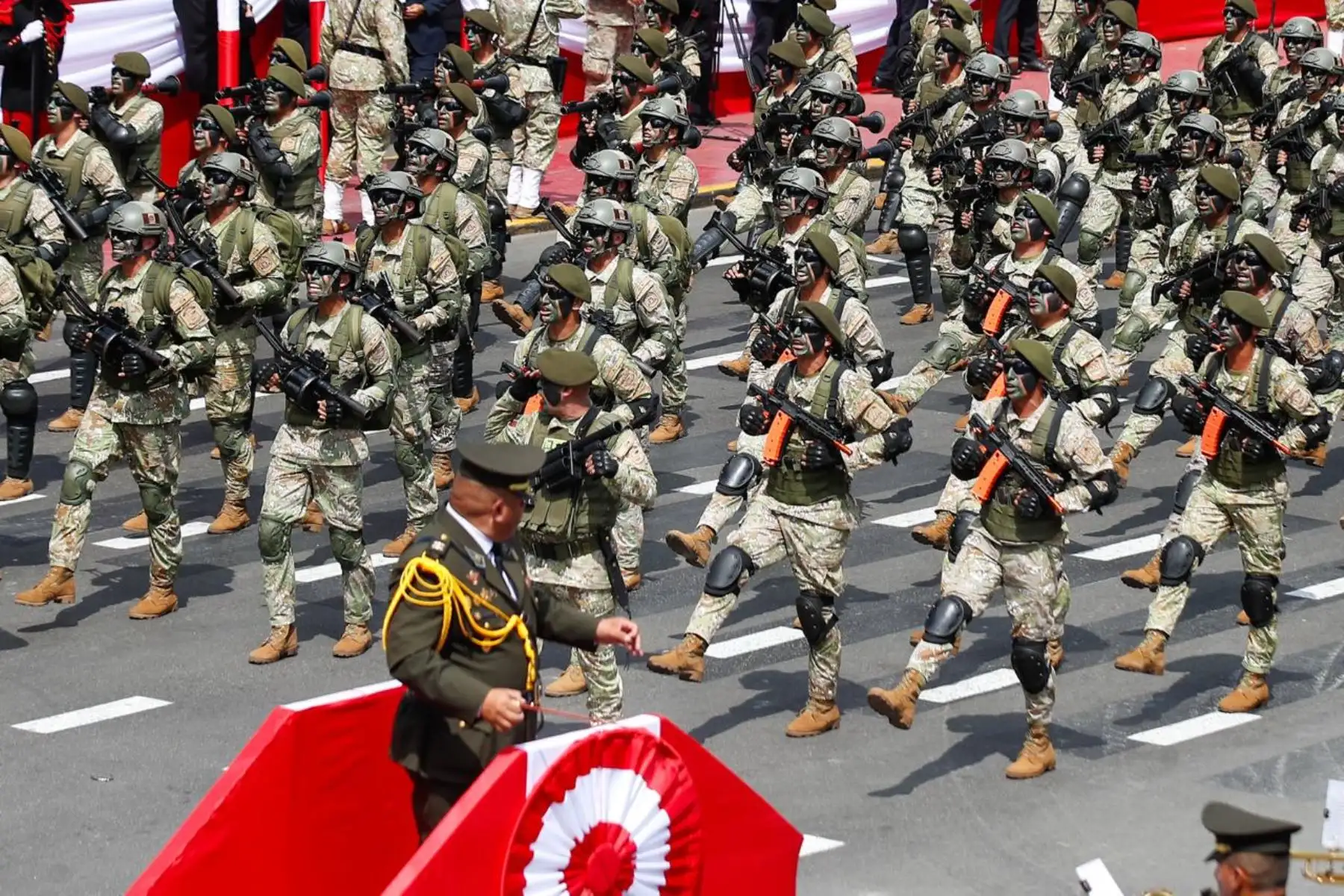 El jefe de Agrupamiento y Estado Mayor encabeza el paso de las unidades que integran el quinto agrupamiento del Ejército del Perú. Foto: ANDINA/Ricardo Cuba.