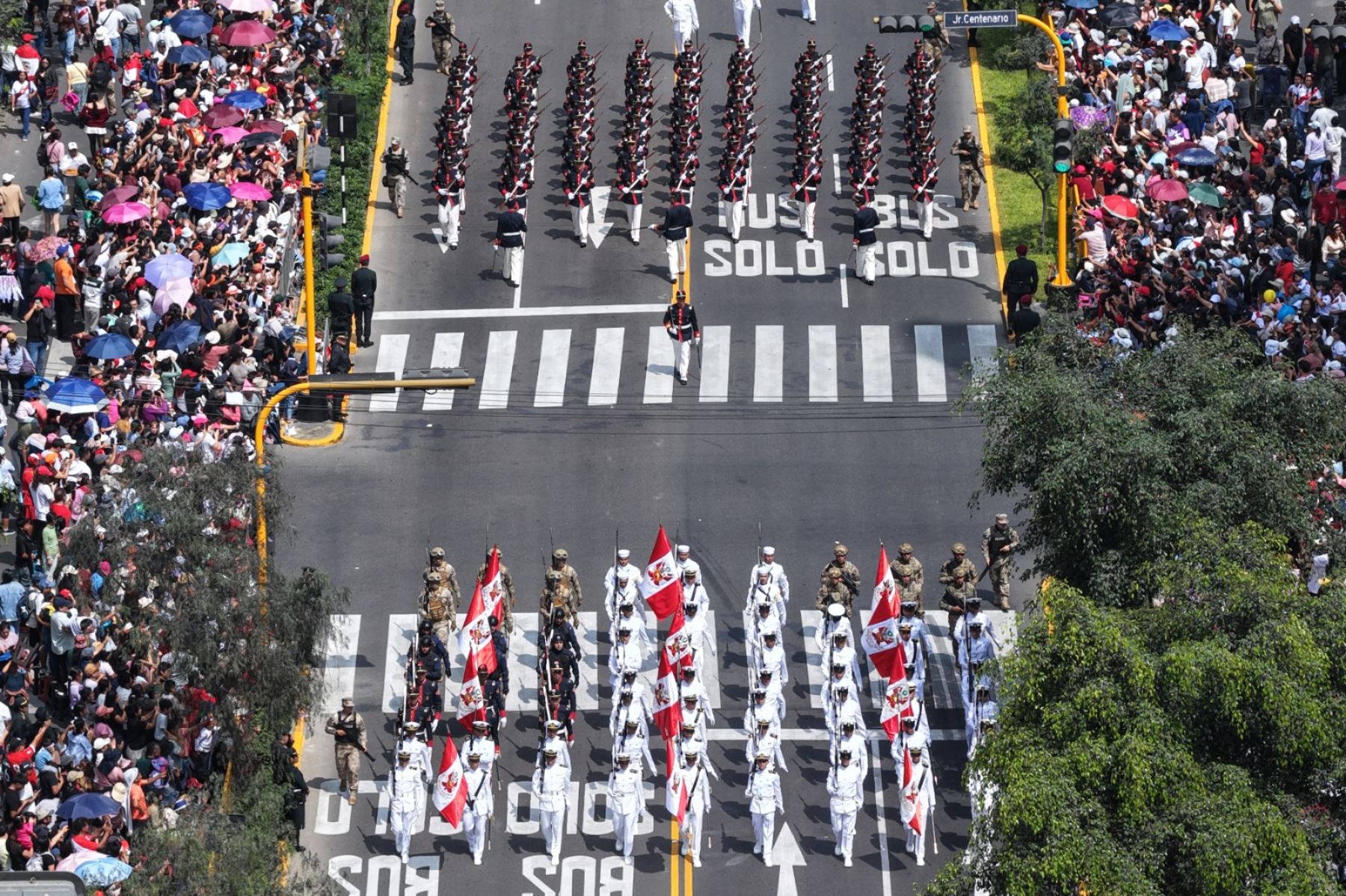 El tercer agrupamiento, integrado por la Gloriosa Marina de Guerra del Perú, desfila durante la ceremonia oficial por Fiestas Patrias. Foto: ANDINA/Juan Carlos Guzmán