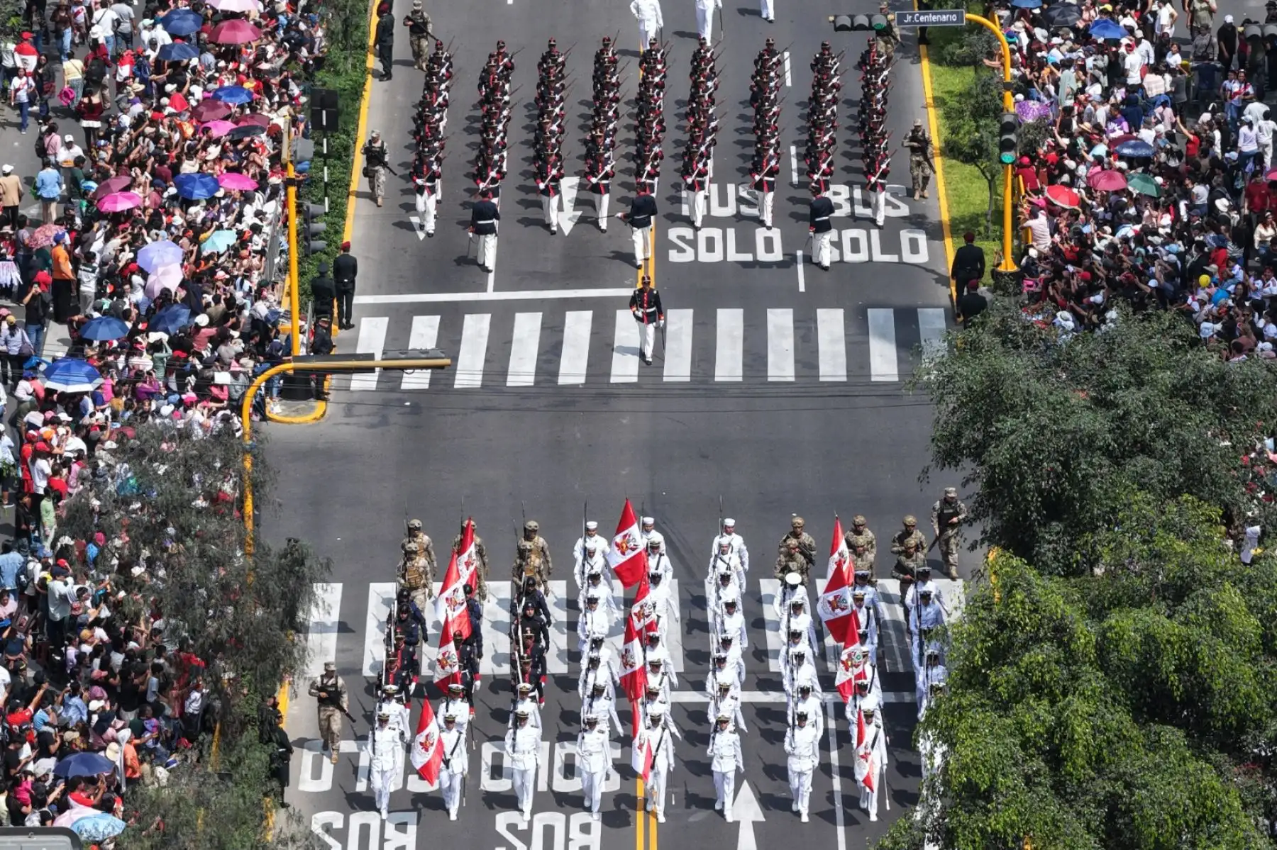 El tercer agrupamiento, integrado por la Gloriosa Marina de Guerra del Perú, desfila durante la ceremonia oficial por Fiestas Patrias. Foto: ANDINA/Juan Carlos Guzmán