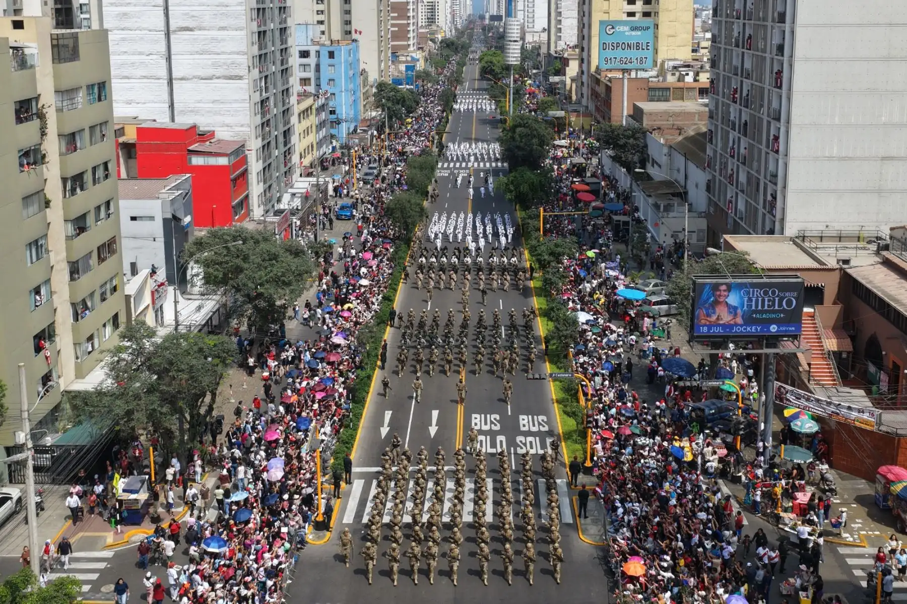 El tercer agrupamiento, integrado por la Gloriosa Marina de Guerra del Perú, desfila durante la ceremonia oficial por Fiestas Patrias. Foto: ANDINA/Juan Carlos Guzmán