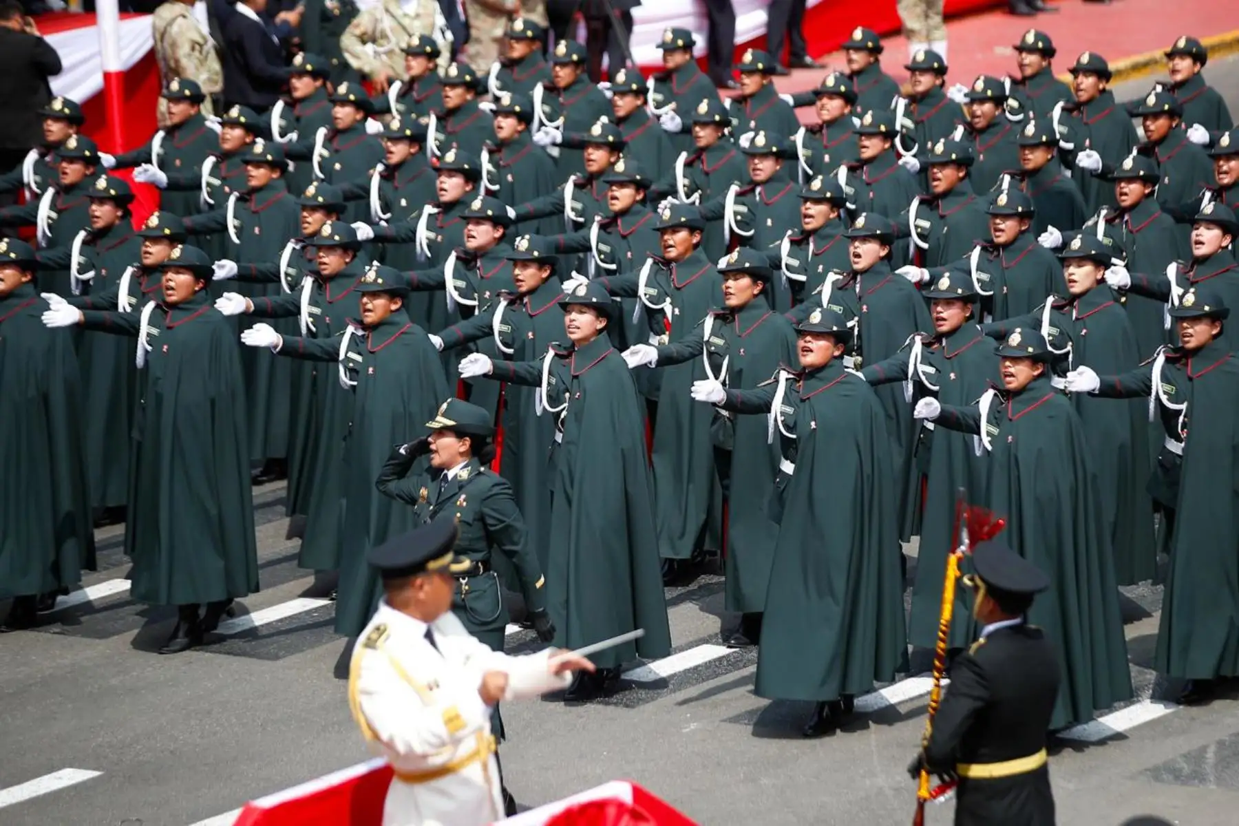 Personal femenino de la Policía Nacional del Perú participa en la Gran Parada Militar por el aniversario de la Independencia Nacional, durante el desfile por la avenida Brasil. Foto: ANDINA/Ricardo Cuba