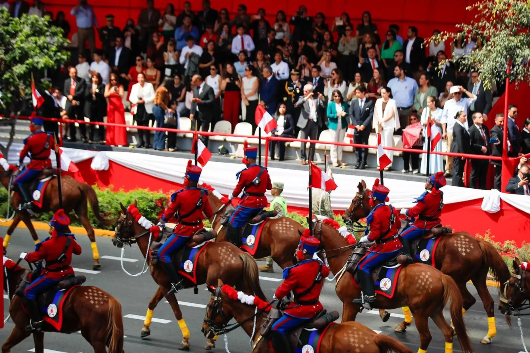 El Regimiento Húsares de Junín, Escolta de la Presidenta de la República, desfila como parte del séptimo agrupamiento de unidades a caballo. Foto: ANDINA/Ricardo Cuba