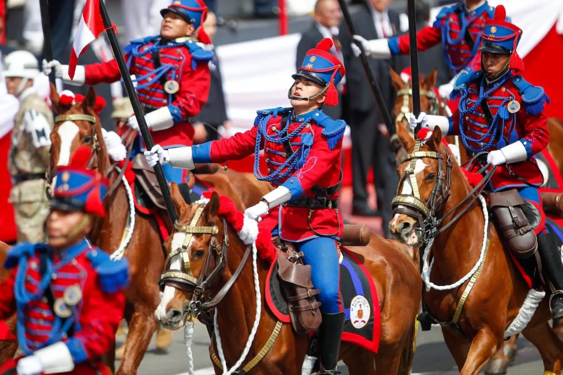 El Regimiento Húsares de Junín, Escolta de la Presidenta de la República, desfila como parte del séptimo agrupamiento de unidades a caballo. Foto: ANDINA/Ricardo Cuba