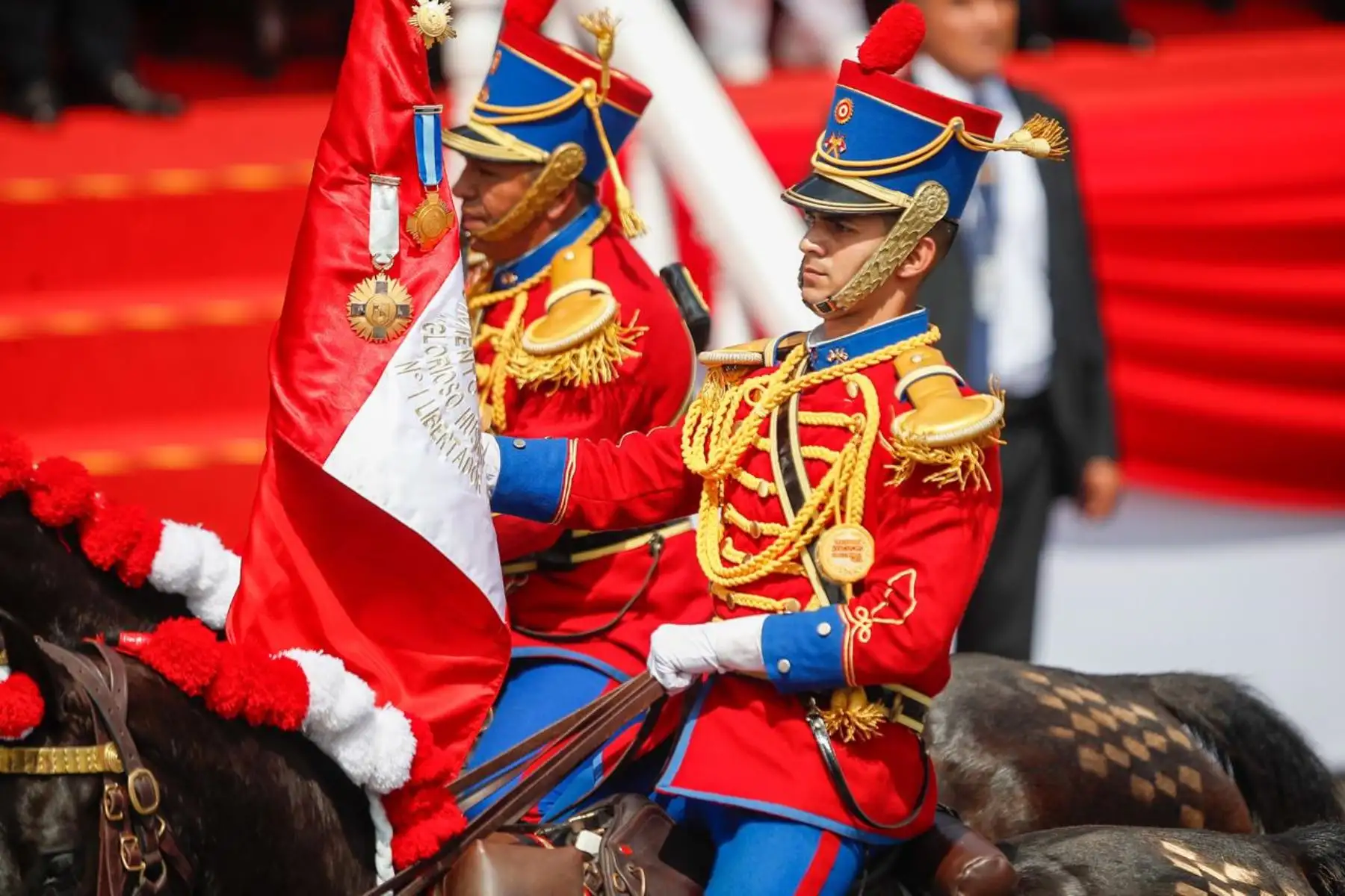 El Regimiento Húsares de Junín, Escolta de la Presidenta de la República, desfila como parte del séptimo agrupamiento de unidades a caballo. Foto: ANDINA/Ricardo Cuba