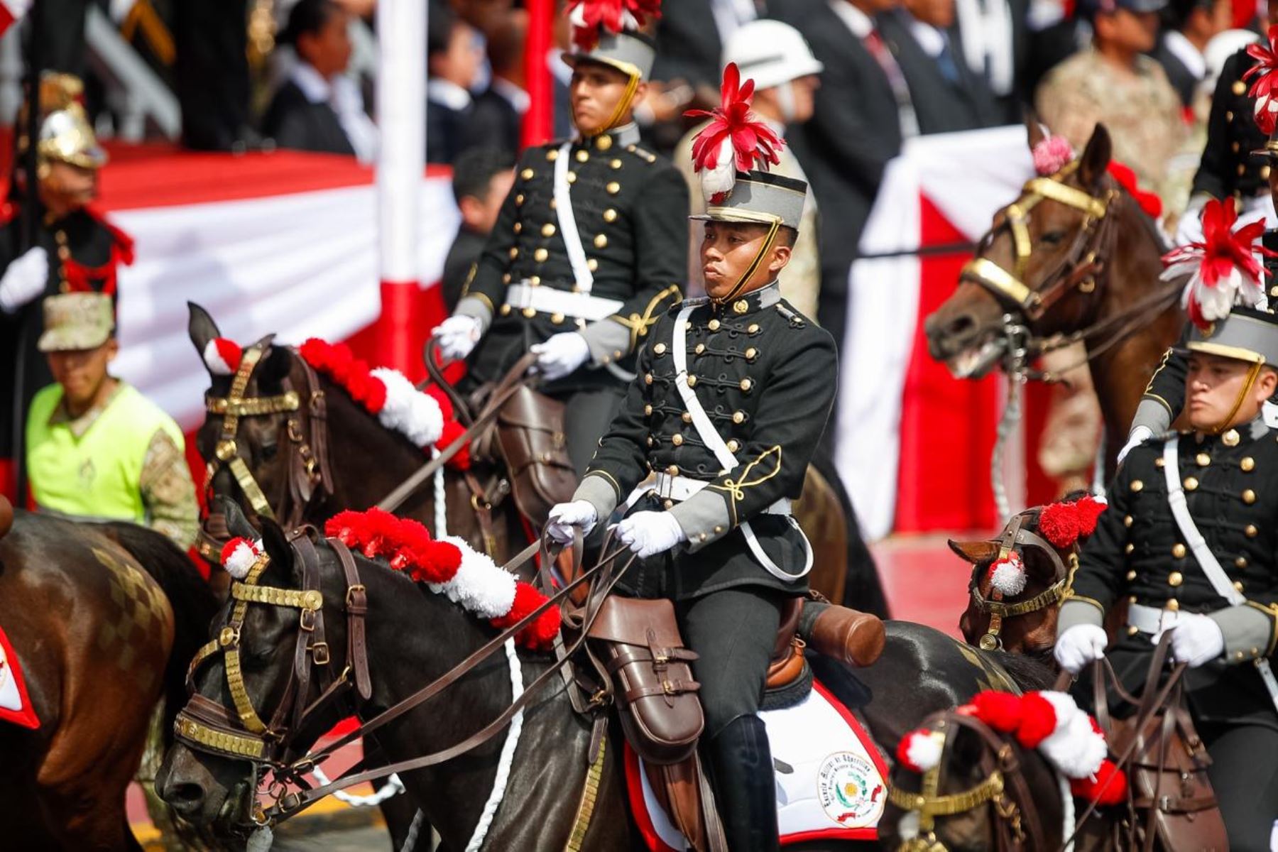 El Regimiento de Caballería “Mariscal Domingo Nieto”, escolta de la presidenta de la República, participa en la Gran Parada Militar durante su paso por la avenida Brasil. Foto: ANDINA/Ricardo Cuba