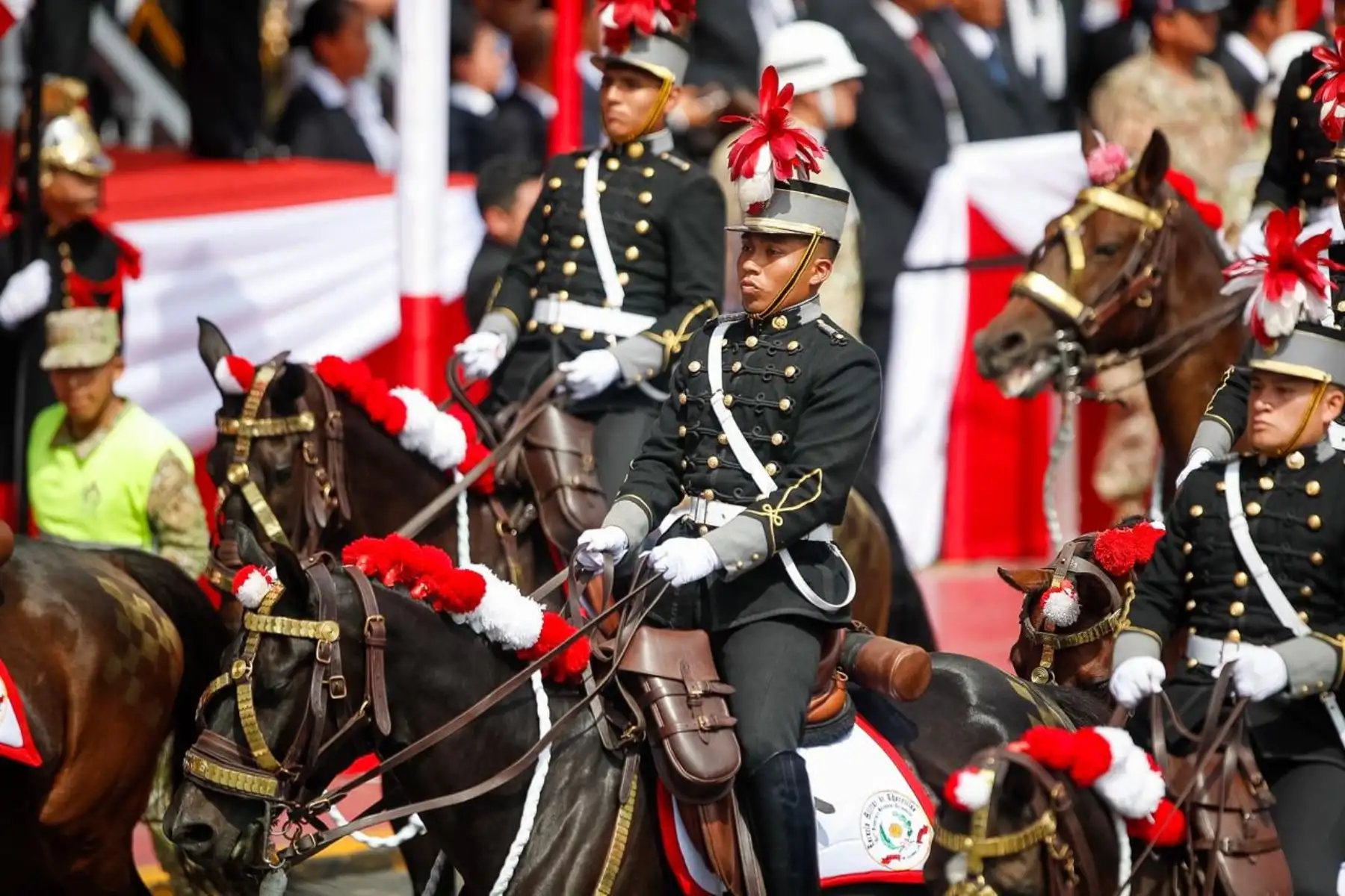El Regimiento de Caballería “Mariscal Domingo Nieto”, escolta de la presidenta de la República, participa en la Gran Parada Militar durante su paso por la avenida Brasil. Foto: ANDINA/Ricardo Cuba