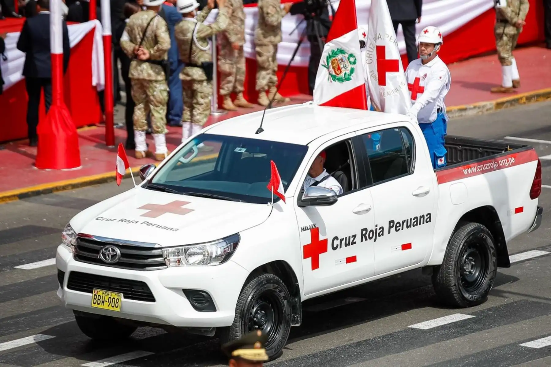 Unidades de la Cruz Roja Peruana desfilan como parte del octavo agrupamiento motorizado. Foto: ANDINA/Ricardo Cuba