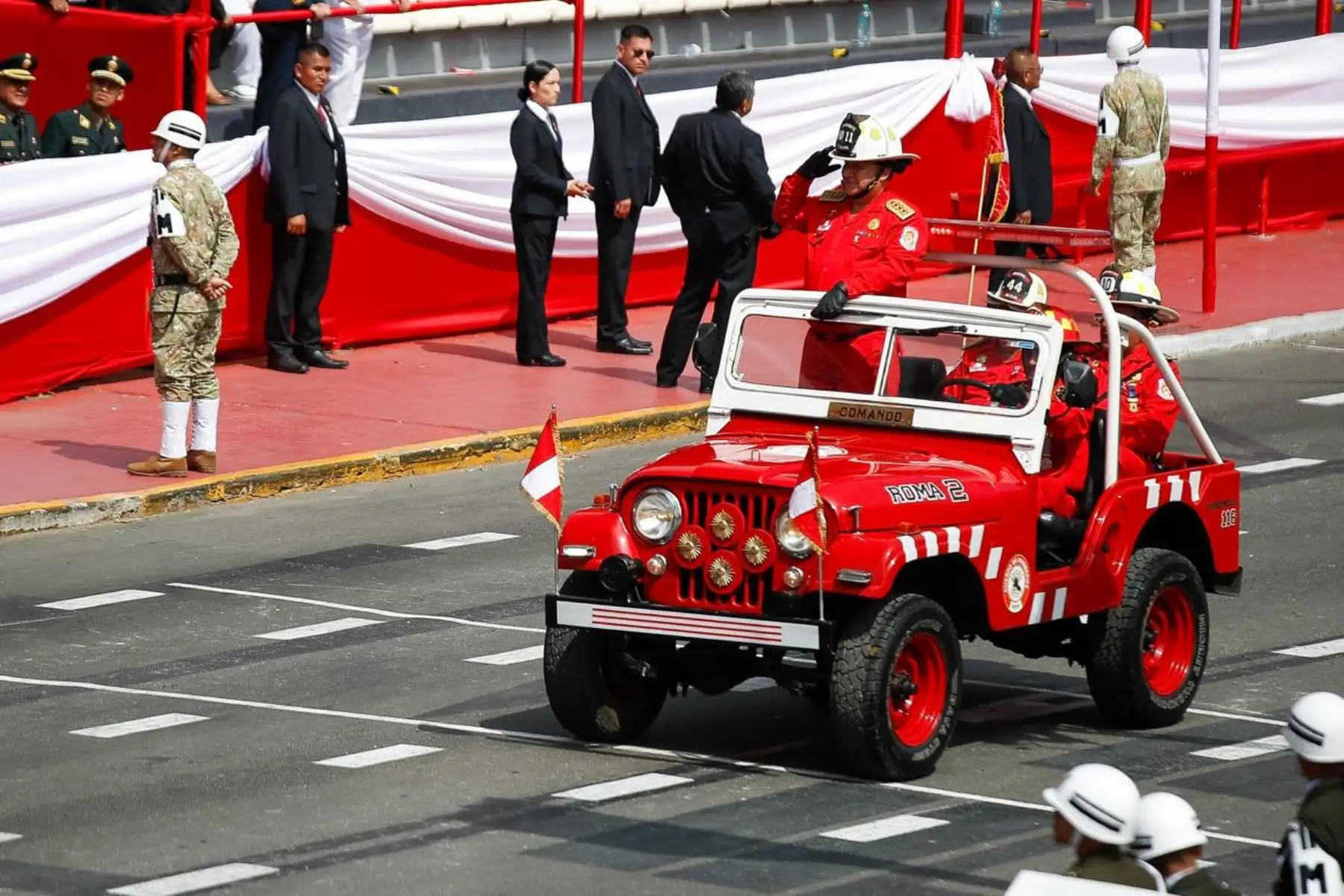 Unidades de la Cruz Roja Peruana desfilan como parte del octavo agrupamiento motorizado. Foto: ANDINA/Ricardo Cuba