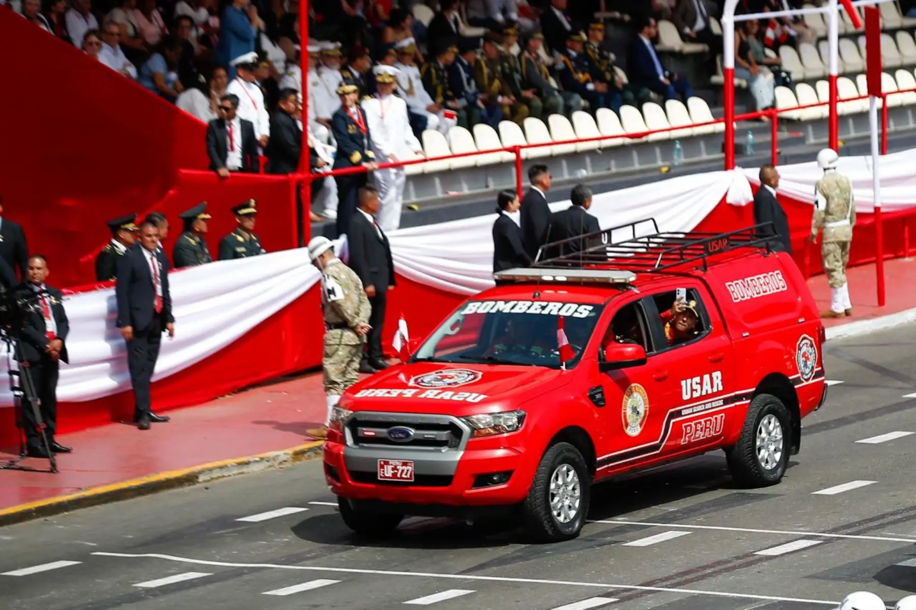 Unidades de la Cruz Roja Peruana desfilan como parte del octavo agrupamiento motorizado. Foto: ANDINA/Ricardo Cuba