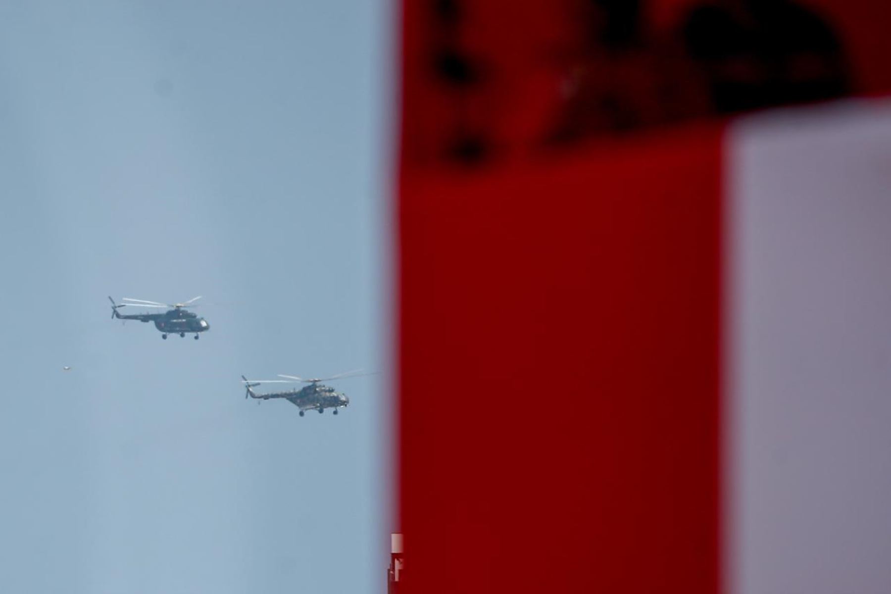 Las unidades aéreas de las Fuerzas Armadas participan en el undécimo agrupamiento de la Gran Parada Militar, como parte del despliegue aéreo previsto durante la ceremonia por el aniversario de la Independencia Nacional. Foto: ANDINA/Ricardo Cuba