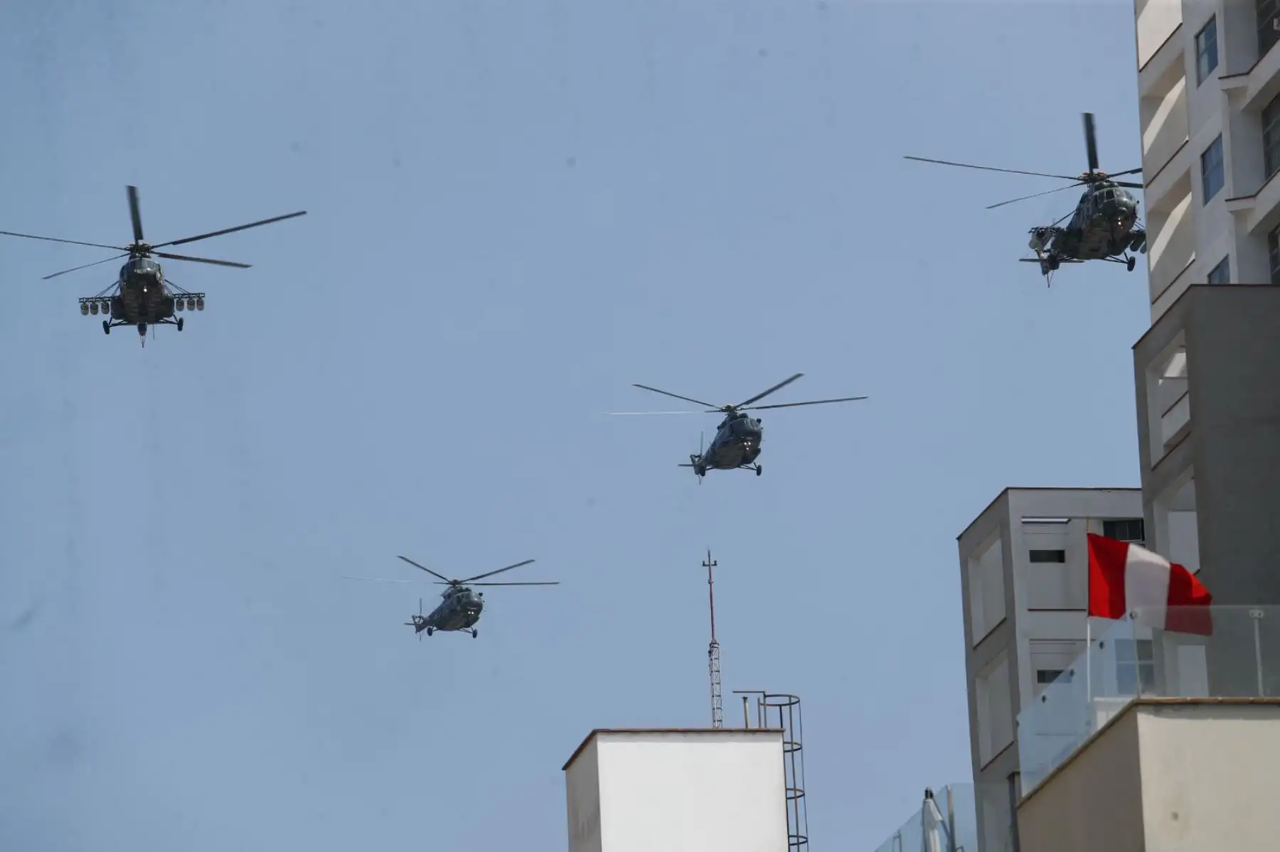 Las unidades aéreas de las Fuerzas Armadas participan en el undécimo agrupamiento de la Gran Parada Militar, como parte del despliegue aéreo previsto durante la ceremonia por el aniversario de la Independencia Nacional. Foto: ANDINA/ Daniel Bracamonte